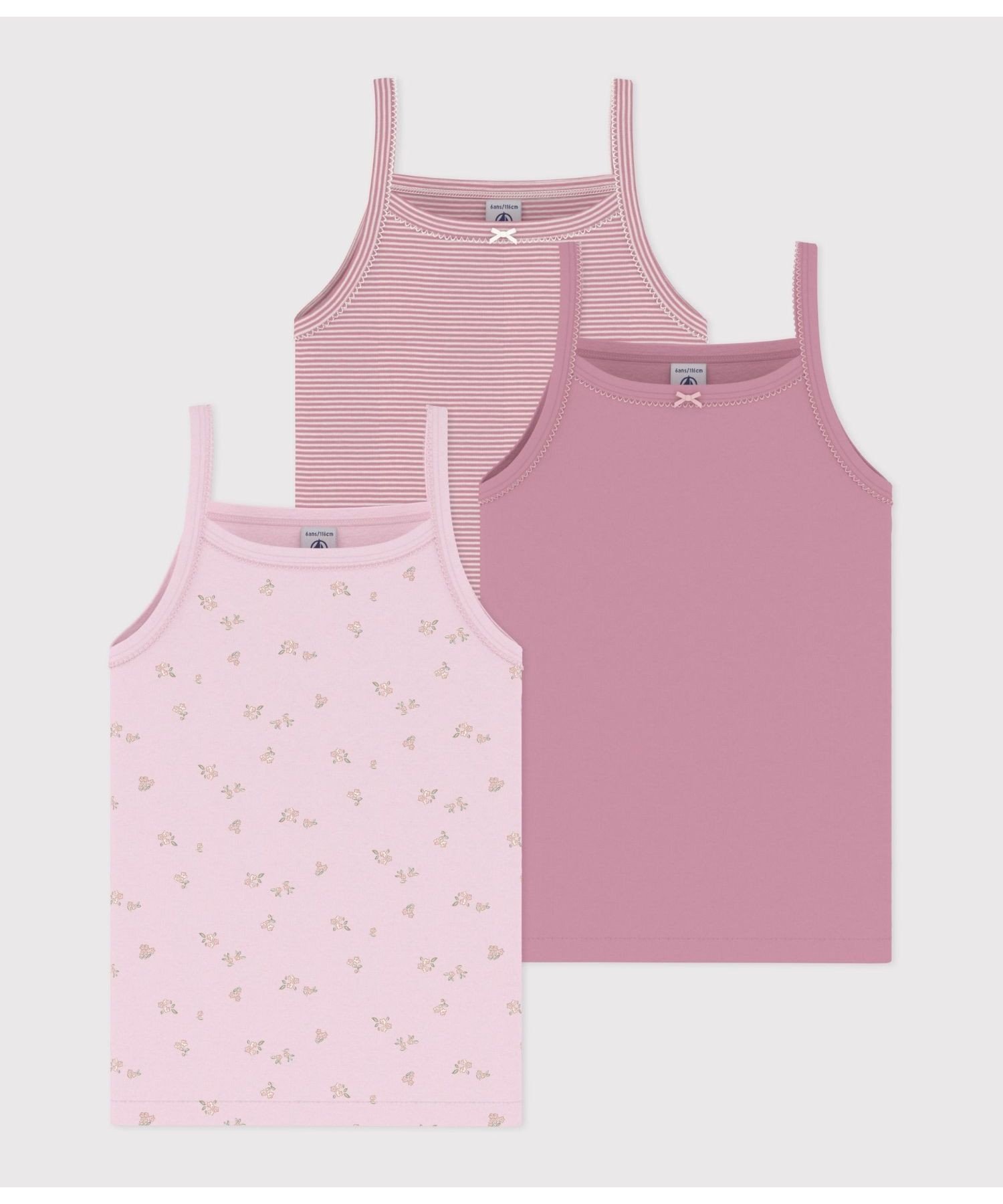PETIT BATEAU（プチバトー）プリントキャミソール3枚組着替えるたびに気分が弾む、やわらかデイリーキャミソール3枚セット素材の特徴伸縮性に富んだ1×1リブ編み素材 「第二の肌」と呼ばれるやわらかな肌触りが特徴 厳正な検査基準を持つGOTS認証のオーガニックコットンを使用可憐なフラワープリント、人気のボーダー、シンプルなプレーンカラーを揃えたキャミソール3枚セットです。胸元の小さなリボンとピコレースがさりげないアクセントに。気分やコーディネートに合わせて選べる、デイリー使いに活躍するセットです。揃いのショーツセットと合わせたコーディネイトもおすすめ。※1.濃色の製品は、摩擦や洗濯の際に色落ちや色移りをする場合があります。中性洗剤で単独洗いをしてください。型番：A0GNCB-00-100 SR7441【採寸】サイズ着丈身幅6才 116cm40cm26.5cm8才 128cm43.5cm28cm10才 140cm46.5cm29.5cm12才 152cm48.5cm31cm商品のサイズについて【商品詳細】モロッコ素材：100%綿サイズ：6才 116cm、8才 128cm、10才 140cm、12才 152cm※画面上と実物では多少色具合が異なって見える場合もございます。ご了承ください。商品のカラーについてPETIT BATEAU（プチバトー）プリントキャミソール3枚組着替えるたびに気分が弾む、やわらかデイリーキャミソール3枚セット素材の特徴伸縮性に富んだ1×1リブ編み素材 「第二の肌」と呼ばれるやわらかな肌触りが特徴 厳正な検査基準を持つGOTS認証のオーガニックコットンを使用可憐なフラワープリント、人気のボーダー、シンプルなプレーンカラーを揃えたキャミソール3枚セットです。胸元の小さなリボンとピコレースがさりげないアクセントに。気分やコーディネートに合わせて選べる、デイリー使いに活躍するセットです。揃いのショーツセットと合わせたコーディネイトもおすすめ。※1.濃色の製品は、摩擦や洗濯の際に色落ちや色移りをする場合があります。中性洗剤で単独洗いをしてください。型番：A0GNCB-00-100 SR7441【採寸】サイズ着丈身幅6才 116cm40cm26.5cm8才 128cm43.5cm28cm10才 140cm46.5cm29.5cm12才 152cm48.5cm31cm商品のサイズについて【商品詳細】モロッコ素材：100%綿サイズ：6才 116cm、8才 128cm、10才 140cm、12才 152cm※画面上と実物では多少色具合が異なって見える場合もございます。ご了承ください。商品のカラーについて