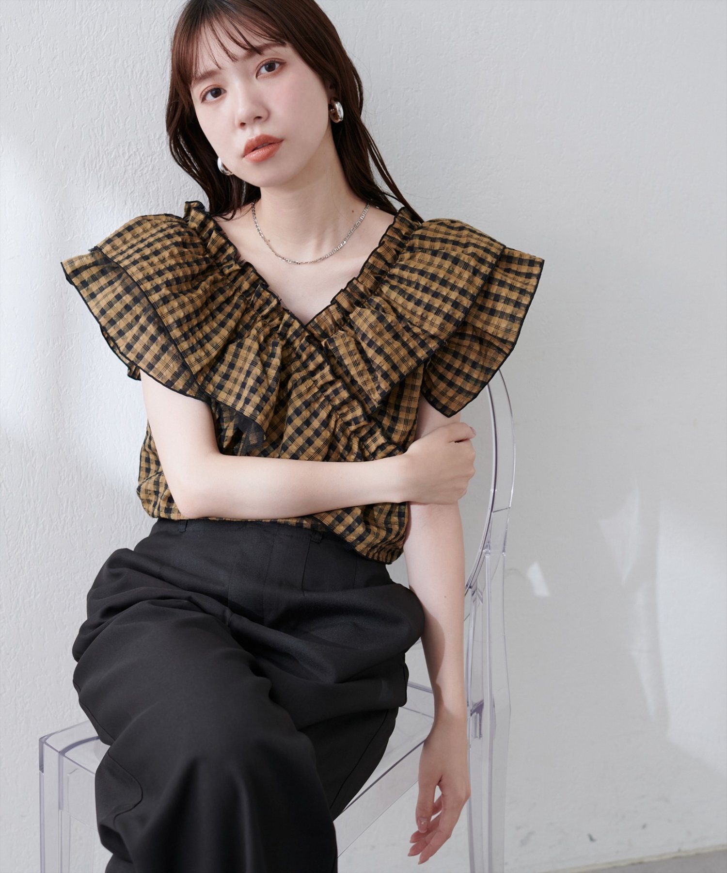 【SALE／30%OFF】natural couture 2WAYランダムフリルオフショルブラウス ナチュラルクチュール トップス シャツ・ブラウス ブラック ホワイトのサムネイル