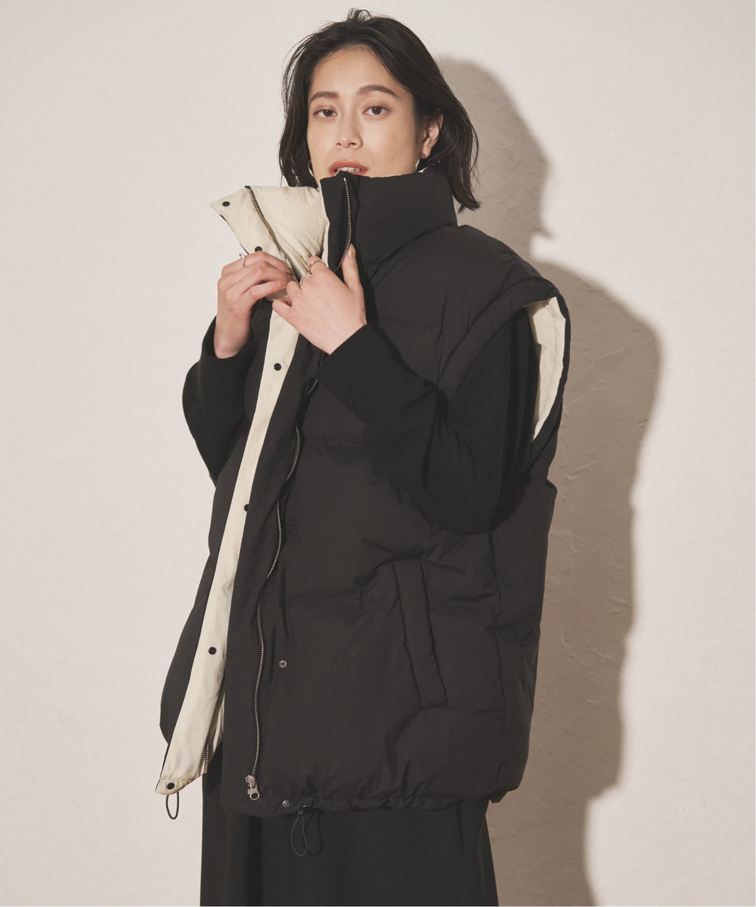 Audrey and John Wad オーバーサイズ中綿ベスト《スマホポーチ付き》 オードリーアンドジョンワッド ジャケット・アウター その他のジャケット・アウター ブラック ブラウン【送料無料】のサムネイル