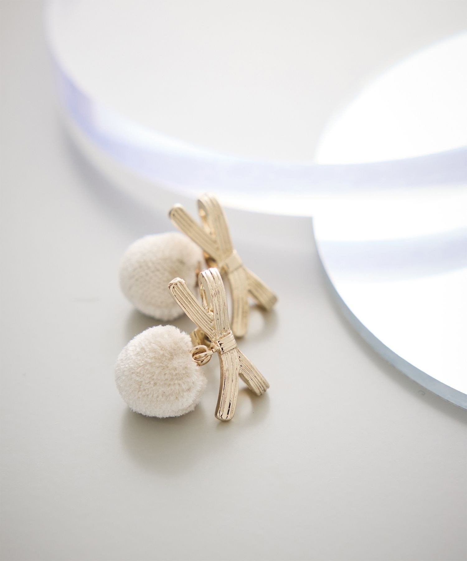 ROPE' PICNIC PASSAGE ベロアボールリボンピアス ロペピクニック アクセサリー・腕時計 ピアス ベージュ