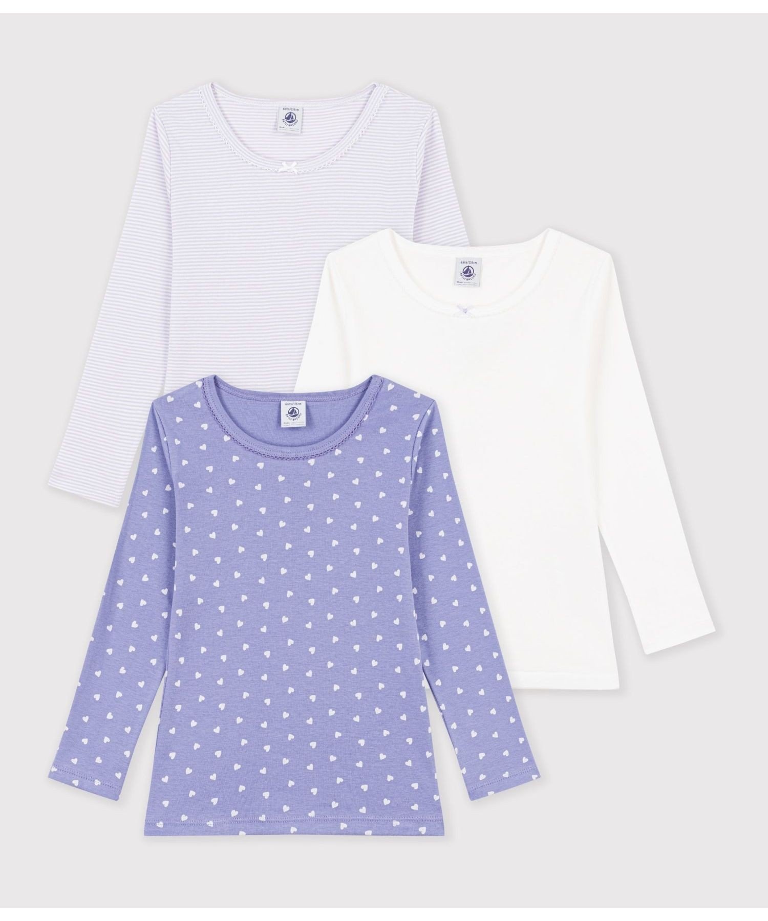 PETIT BATEAU（プチバトー）プリント長袖Tシャツ3枚組気分で選べる、愛らしい長袖Tシャツ3枚セット素材の特徴伸縮性に富んだ1×1リブ編み素材 「第二の肌」と呼ばれるやわらかな肌触りが特徴 厳正な検査基準を持つGOTS認証のオーガニックコットンを使用小さなハートプリント、ブランドを象徴するミラレボーダー、プレーンカラーを揃えた長袖Tシャツ3枚セットです。襟ぐりの繊細なピコレースとリボンが、さりげないアクセントに。インナーとしてはもちろん、一枚でも着用できる、毎日のワードローブに活躍するセットです。揃いのショーツセットと合わせたコーディネートもおすすめ。※1.プリントは永久的なものではなく、もみや摩擦でひび割れたり、繰り返しの洗濯によるプリントの変色や、脱落が生じる場合があります。中性洗剤などで単独洗いをしてください。型番：A0GQLA-00-040 SR7444【採寸】サイズ着丈身幅袖丈2才 86cm36.5cm25cm30cm3才 95cm38.5cm25.5cm32.3cm4才 104cm40cm26.5cm34.5cm5才 110cm42cm27.5cm36.8cm商品のサイズについて【商品詳細】モロッコ素材：100%綿サイズ：2才 86cm、3才 95cm、4才 104cm、5才 110cm※画面上と実物では多少色具合が異なって見える場合もございます。ご了承ください。商品のカラーについてPETIT BATEAU（プチバトー）プリント長袖Tシャツ3枚組気分で選べる、愛らしい長袖Tシャツ3枚セット素材の特徴伸縮性に富んだ1×1リブ編み素材 「第二の肌」と呼ばれるやわらかな肌触りが特徴 厳正な検査基準を持つGOTS認証のオーガニックコットンを使用小さなハートプリント、ブランドを象徴するミラレボーダー、プレーンカラーを揃えた長袖Tシャツ3枚セットです。襟ぐりの繊細なピコレースとリボンが、さりげないアクセントに。インナーとしてはもちろん、一枚でも着用できる、毎日のワードローブに活躍するセットです。揃いのショーツセットと合わせたコーディネートもおすすめ。※1.プリントは永久的なものではなく、もみや摩擦でひび割れたり、繰り返しの洗濯によるプリントの変色や、脱落が生じる場合があります。中性洗剤などで単独洗いをしてください。型番：A0GQLA-00-040 SR7444【採寸】サイズ着丈身幅袖丈2才 86cm36.5cm25cm30cm3才 95cm38.5cm25.5cm32.3cm4才 104cm40cm26.5cm34.5cm5才 110cm42cm27.5cm36.8cm商品のサイズについて【商品詳細】モロッコ素材：100%綿サイズ：2才 86cm、3才 95cm、4才 104cm、5才 110cm※画面上と実物では多少色具合が異なって見える場合もございます。ご了承ください。商品のカラーについて