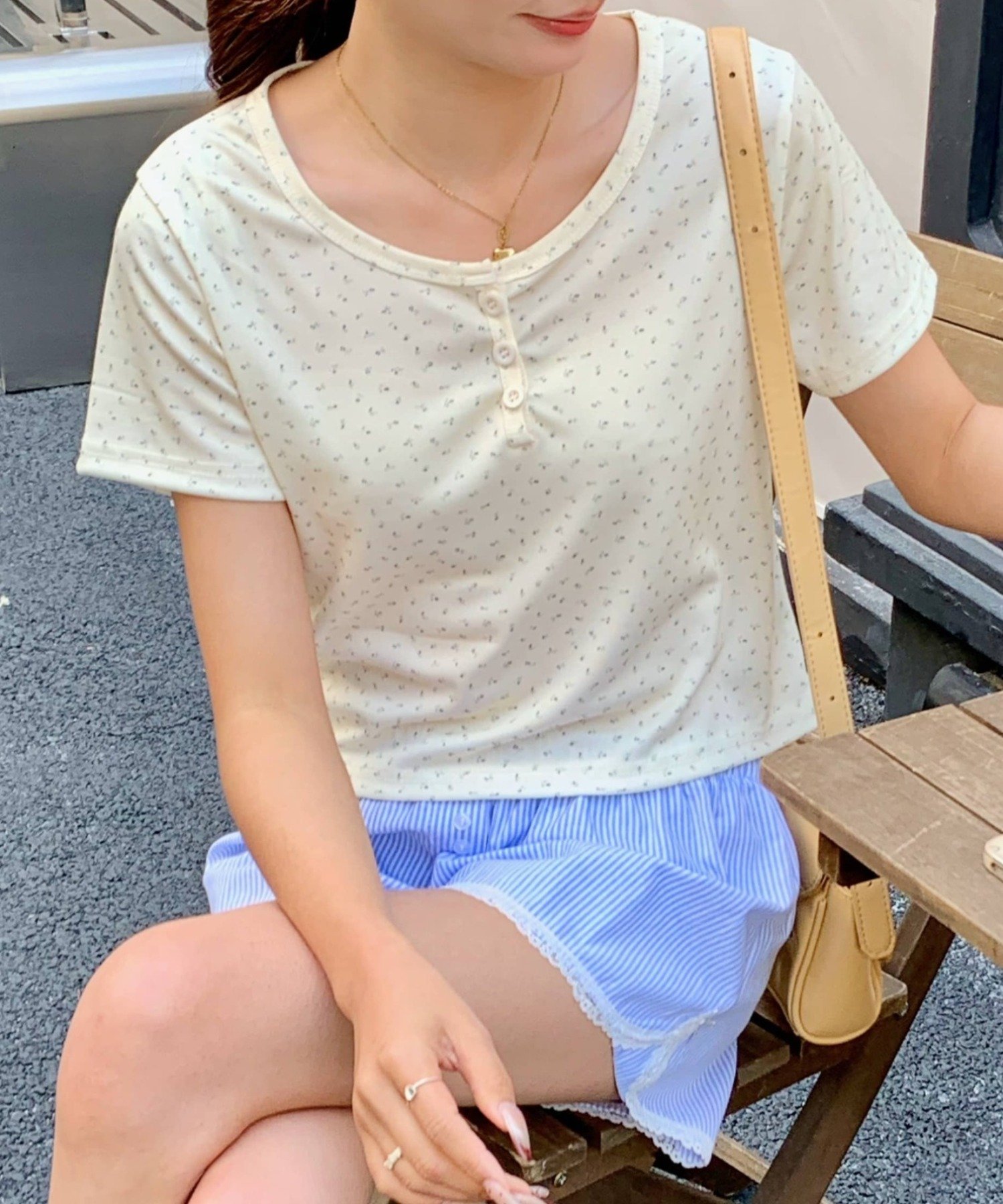 【SALE／40%OFF】everycoco 花柄ヘンリーネックTシャツ アウトフィッターラボ トップス カットソー・Tシャツ ホワイト
