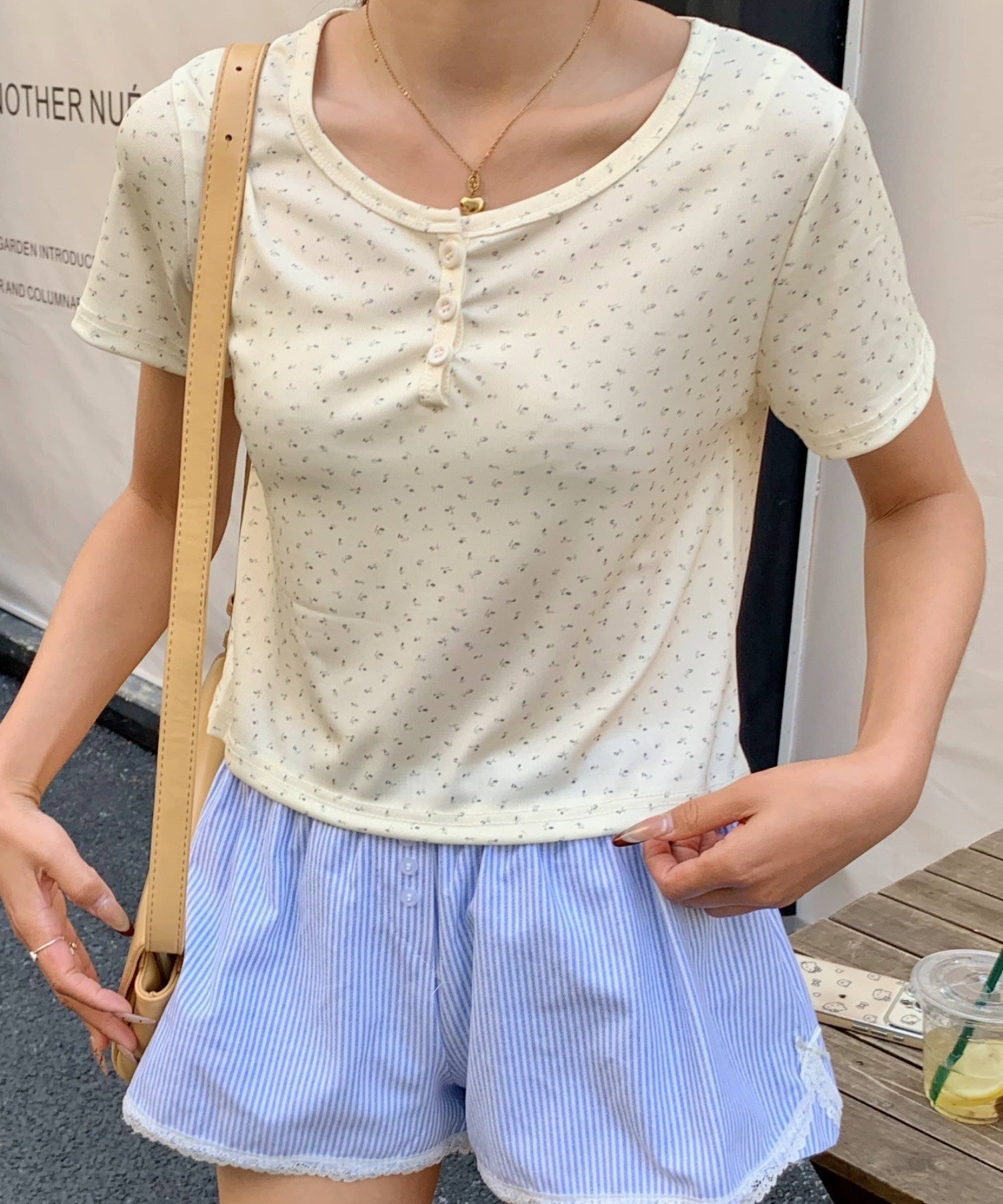【SALE／40%OFF】everycoco 花柄ヘンリーネックTシャツ アウトフィッターラボ トップス カットソー・Tシャツ ホワイト