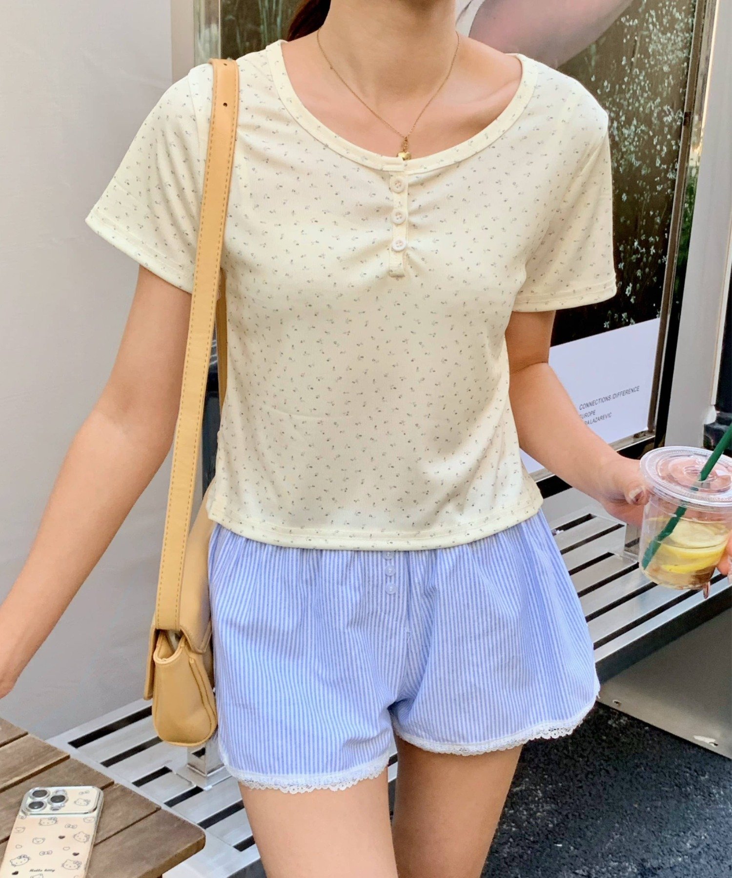【SALE／40%OFF】everycoco 花柄ヘンリーネックTシャツ アウトフィッターラボ トップス カットソー・Tシャツ ホワイト