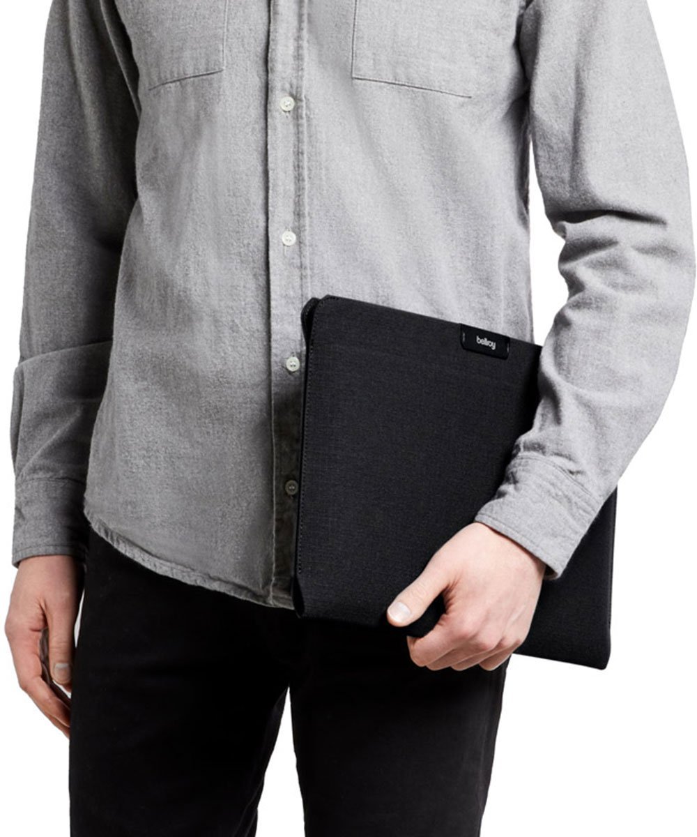 entre square（アントレスクエア）Bellroy/ベルロイ/Laptop Sleeve - 14 NAVワイドな開き口でノートPCやiPadをさっと取り出せて、かさばることなくスタイリッシュに守るスリーブ。●最大14インチのノートPCを収納可能●傷がつきにくいマグネット式開閉●保護性を高めるマイクロファイバーキルトの裏地スリムデザイン●リサイクル織布使用型番：9343783019601-0-0 RF0447【採寸】35 x 26cm商品のサイズについて【商品詳細】インド素材：ポリエステル、フォームサイズ：F※画面上と実物では多少色具合が異なって見える場合もございます。ご了承ください。商品のカラーについてentre square（アントレスクエア）Bellroy/ベルロイ/Laptop Sleeve - 14 NAVワイドな開き口でノートPCやiPadをさっと取り出せて、かさばることなくスタイリッシュに守るスリーブ。●最大14インチのノートPCを収納可能●傷がつきにくいマグネット式開閉●保護性を高めるマイクロファイバーキルトの裏地スリムデザイン●リサイクル織布使用型番：9343783019601-0-0 RF0447【採寸】35 x 26cm商品のサイズについて【商品詳細】インド素材：ポリエステル、フォームサイズ：F※画面上と実物では多少色具合が異なって見える場合もございます。ご了承ください。商品のカラーについて