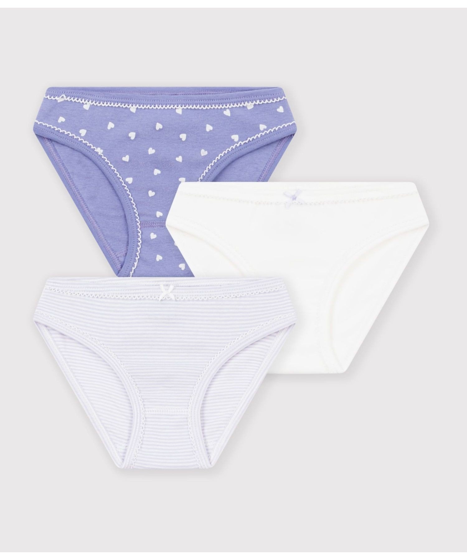 PETIT BATEAU（プチバトー）プリントショーツ3枚組毎日にうれしい可愛さを詰め込んだショーツ3枚セット素材の特徴伸縮性に富んだ1×1リブ編み素材 「第二の肌」と呼ばれるやわらかな肌触りが特徴　 ハートプリント、ブランドを象徴するミラレボーダー、プレーンカラーを揃えたショーツ3枚セットです。ウエストと足口に施した繊細なピコレースや、小さなリボンが可愛らしいアクセントになっています。気分に合わせて選べるデザインで、洗い替えにも重宝するデイリーアイテムです。揃いのTシャツセットと合わせたコーディネイトもおすすめ。※1.プリントは永久的なものではなく、もみや摩擦でひび割れたり、繰り返しの洗濯によるプリントの変色や、脱落が生じる場合があります。中性洗剤などで単独洗いをしてください。型番：A0GQNB-00-100 SR7447【採寸】サイズ着丈ウエスト6才 116cm17.5cm21cm8才 128cm18.5cm22cm10才 140cm19.5cm23.5cm12才 152cm20cm25cm商品のサイズについて【商品詳細】モロッコ素材：100%綿サイズ：6才 116cm、8才 128cm、10才 140cm、12才 152cm※画面上と実物では多少色具合が異なって見える場合もございます。ご了承ください。商品のカラーについてPETIT BATEAU（プチバトー）プリントショーツ3枚組毎日にうれしい可愛さを詰め込んだショーツ3枚セット素材の特徴伸縮性に富んだ1×1リブ編み素材 「第二の肌」と呼ばれるやわらかな肌触りが特徴　 ハートプリント、ブランドを象徴するミラレボーダー、プレーンカラーを揃えたショーツ3枚セットです。ウエストと足口に施した繊細なピコレースや、小さなリボンが可愛らしいアクセントになっています。気分に合わせて選べるデザインで、洗い替えにも重宝するデイリーアイテムです。揃いのTシャツセットと合わせたコーディネイトもおすすめ。※1.プリントは永久的なものではなく、もみや摩擦でひび割れたり、繰り返しの洗濯によるプリントの変色や、脱落が生じる場合があります。中性洗剤などで単独洗いをしてください。型番：A0GQNB-00-100 SR7447【採寸】サイズ着丈ウエスト6才 116cm17.5cm21cm8才 128cm18.5cm22cm10才 140cm19.5cm23.5cm12才 152cm20cm25cm商品のサイズについて【商品詳細】モロッコ素材：100%綿サイズ：6才 116cm、8才 128cm、10才 140cm、12才 152cm※画面上と実物では多少色具合が異なって見える場合もございます。ご了承ください。商品のカラーについて