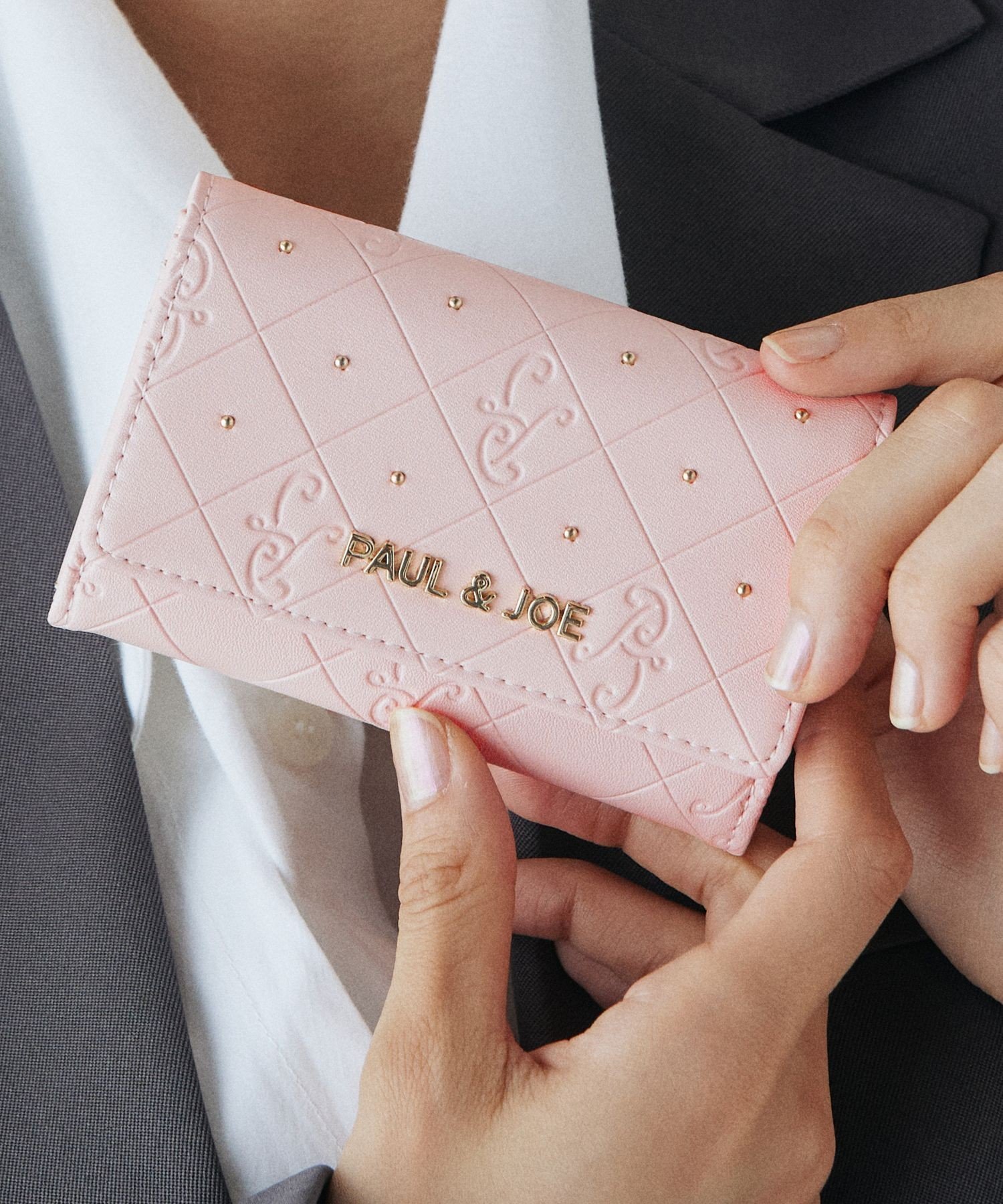 Synthetic Leather - PAUL & JOE PAUL & JOE ACCESSOIRES (ポール&ジョーアクセソワ)仕切り付き名刺入れ PJA-W1073 エンボス エルゲイス 財布・ポーチ・ケース 名刺入れ・カードケース ピンク ブラック ホワイト ブルー【送料無料】