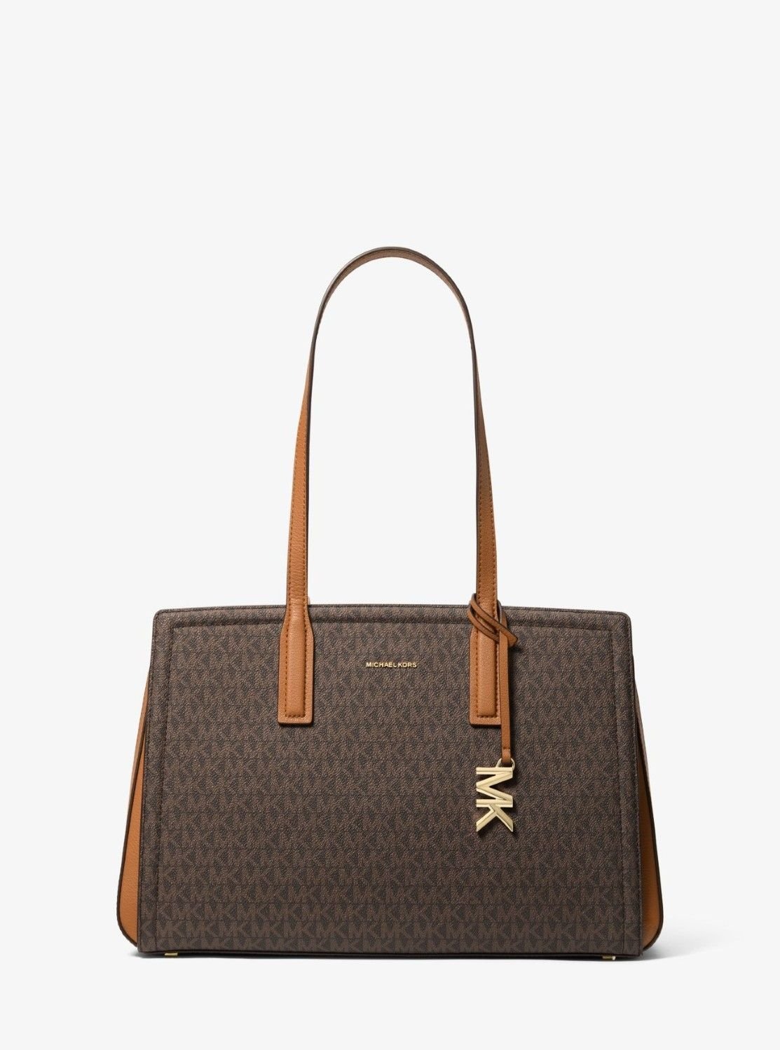 MICHAEL KORS（マイケル・コース）LAILA トート ミディアム - MKシグネチャー マイケルコースマイケル・コースは、創造性と高いファッション性を備えた、あらゆるシーンで活躍する都会的でスポーティーなコレクションを展開するライフスタイル・ブランドです。ラグジュアリーな“Jet Set Life”をテーマに、知的で洗練された美しさと着心地の良さでワンランク上の日常を演出します。■商品画像の色調・仕様について・お使いのモニター等の種類、設定、照明などにより、実際の商品と色調差が生じる場合がございます。・商品画像はサンプルを撮影しているため、実際の商品とパーツなどの一部仕様に差が生じる場合がございます。・総柄商品、天然皮革使用商品については、裁断箇所により商品ごとにパターン(柄)や質感が異なるものがございます。型番：30S5G9IT2B1335-BRN-NS SG4449【採寸】商品のサイズについて【商品詳細】素材：コーテッドキャンバスサイズ：NS※画面上と実物では多少色具合が異なって見える場合もございます。ご了承ください。商品のカラーについてMICHAEL KORS（マイケル・コース）LAILA トート ミディアム - MKシグネチャー マイケルコースマイケル・コースは、創造性と高いファッション性を備えた、あらゆるシーンで活躍する都会的でスポーティーなコレクションを展開するライフスタイル・ブランドです。ラグジュアリーな“Jet Set Life”をテーマに、知的で洗練された美しさと着心地の良さでワンランク上の日常を演出します。■商品画像の色調・仕様について・お使いのモニター等の種類、設定、照明などにより、実際の商品と色調差が生じる場合がございます。・商品画像はサンプルを撮影しているため、実際の商品とパーツなどの一部仕様に差が生じる場合がございます。・総柄商品、天然皮革使用商品については、裁断箇所により商品ごとにパターン(柄)や質感が異なるものがございます。型番：30S5G9IT2B1335-BRN-NS SG4449【採寸】商品のサイズについて【商品詳細】素材：コーテッドキャンバスサイズ：NS※画面上と実物では多少色具合が異なって見える場合もございます。ご了承ください。商品のカラーについて