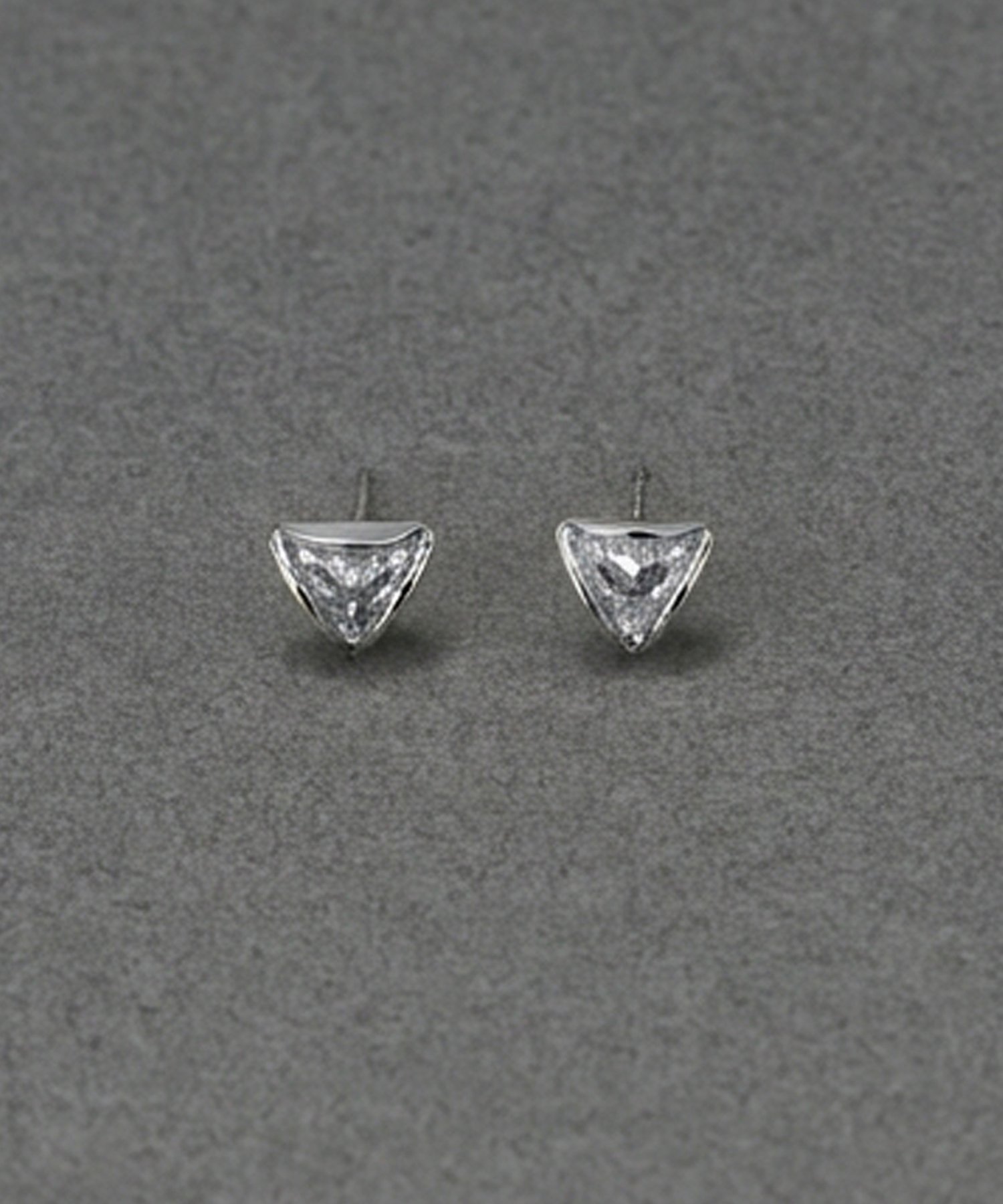 Phoebe 金属アレルギー対応｜モダントライアングルピアス シルバー/ニッケルフリー ジュエルアディクト アクセサリー・腕時計 ピアス シルバー