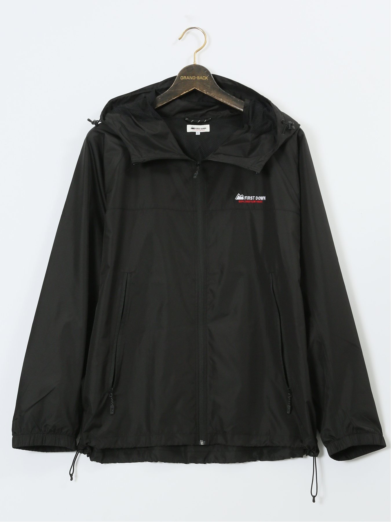 TAKA-Q（タカキュー）【大きいサイズ】ファーストダウン/FIRST DOWN 撥水 フード付きブルゾン【大きいサイズ】ファーストダウン/FIRSTDOWN撥水フード付きブルゾン■素材特徴使用済みペットボトルや衣料品、繊維くずを原料とし、リサイクル工程を経たポリエステル繊維を使用しています。サラッとした肌触り、軽い着心地、水を弾く撥水性が魅力です。■機能【撥水】水や汚れを弾く撥水加工で、急な天候不良にも安心。【マシンウォッシャブル】洗濯機で洗えます。(要ネット・弱水流)■デザインスポーティーな雰囲気に仕上げたフード付きブルゾンです。着脱がスムーズなフルジップ仕様、大き目のファスナーポケット、フード&裾部分のドローコード、袖口のシャーリングがポイント。アウトドアシーンからタウンユースまで幅広いシーンに活躍してくれます。■シルエット身体のラインを拾わない余裕のあるシルエットで、ゆったりと着用していただけます。■ファーストダウン/FIRSTDOWN1990年代、「アクティヴに活動する人に着てほしい」という想いを込めてアメリカで誕生したダウンジャケットブランド。90年代のニューヨークにおいてストリートを中心に人気を博し、ファッションカルチャーを象徴するアイテムとして君臨。アウトドア、スポーツ、カジュアル、タウンとシーンを選ばずに着こなせるテイストを展開しており、現在では幅広い年齢層に愛されるブランドとなっている。シーズン:秋冬展開カラー:黒(ブラック)・赤(レッド)・緑(グリーン)*こちらの商品はナショナルブランドとなります。*アテンションタグ・洗濯ネームを御確認の上、着用又は取り扱い下さい。*光の当たる場所や高温多湿になる場所での保管は避けて下さい。*使用の有無に関わらず、経年劣化は進行いたしますのでご了承下さい。*閲覧デバイス・環境により質感・色味に誤差が生じる場合がございます。型番：110127259552523-05-1e QG0450【採寸】サイズ着丈バスト胴回裄丈袖口巾3L76cm138cm134cm94cm15cm4L79cm144cm140cm94.5cm15.5cm5L80cm150cm146cm95cm16.5cm商品のサイズについて【商品詳細】中国素材：表地:ポリエステル100%裏地:ポリエステル100%サイズ：GB-3L、GB-4L※クリーニングの可否・洗濯方法等お手入れにつきましては、商品本体の洗濯表示タグをご確認願います。※画面上と実物では多少色具合が異なって見える場合もございます。ご了承ください。商品のカラーについてTAKA-Q（タカキュー）【大きいサイズ】ファーストダウン/FIRST DOWN 撥水 フード付きブルゾン【大きいサイズ】ファーストダウン/FIRSTDOWN撥水フード付きブルゾン■素材特徴使用済みペットボトルや衣料品、繊維くずを原料とし、リサイクル工程を経たポリエステル繊維を使用しています。サラッとした肌触り、軽い着心地、水を弾く撥水性が魅力です。■機能【撥水】水や汚れを弾く撥水加工で、急な天候不良にも安心。【マシンウォッシャブル】洗濯機で洗えます。(要ネット・弱水流)■デザインスポーティーな雰囲気に仕上げたフード付きブルゾンです。着脱がスムーズなフルジップ仕様、大き目のファスナーポケット、フード&裾部分のドローコード、袖口のシャーリングがポイント。アウトドアシーンからタウンユースまで幅広いシーンに活躍してくれます。■シルエット身体のラインを拾わない余裕のあるシルエットで、ゆったりと着用していただけます。■ファーストダウン/FIRSTDOWN1990年代、「アクティヴに活動する人に着てほしい」という想いを込めてアメリカで誕生したダウンジャケットブランド。90年代のニューヨークにおいてストリートを中心に人気を博し、ファッションカルチャーを象徴するアイテムとして君臨。アウトドア、スポーツ、カジュアル、タウンとシーンを選ばずに着こなせるテイストを展開しており、現在では幅広い年齢層に愛されるブランドとなっている。シーズン:秋冬展開カラー:黒(ブラック)・赤(レッド)・緑(グリーン)*こちらの商品はナショナルブランドとなります。*アテンションタグ・洗濯ネームを御確認の上、着用又は取り扱い下さい。*光の当たる場所や高温多湿になる場所での保管は避けて下さい。*使用の有無に関わらず、経年劣化は進行いたしますのでご了承下さい。*閲覧デバイス・環境により質感・色味に誤差が生じる場合がございます。型番：110127259552523-05-1e QG0450【採寸】サイズ着丈バスト胴回裄丈袖口巾3L76cm138cm134cm94cm15cm4L79cm144cm140cm94.5cm15.5cm5L80cm150cm146cm95cm16.5cm商品のサイズについて【商品詳細】中国素材：表地:ポリエステル100%裏地:ポリエステル100%サイズ：GB-3L、GB-4L※クリーニングの可否・洗濯方法等お手入れにつきましては、商品本体の洗濯表示タグをご確認願います。※画面上と実物では多少色具合が異なって見える場合もございます。ご了承ください。商品のカラーについて