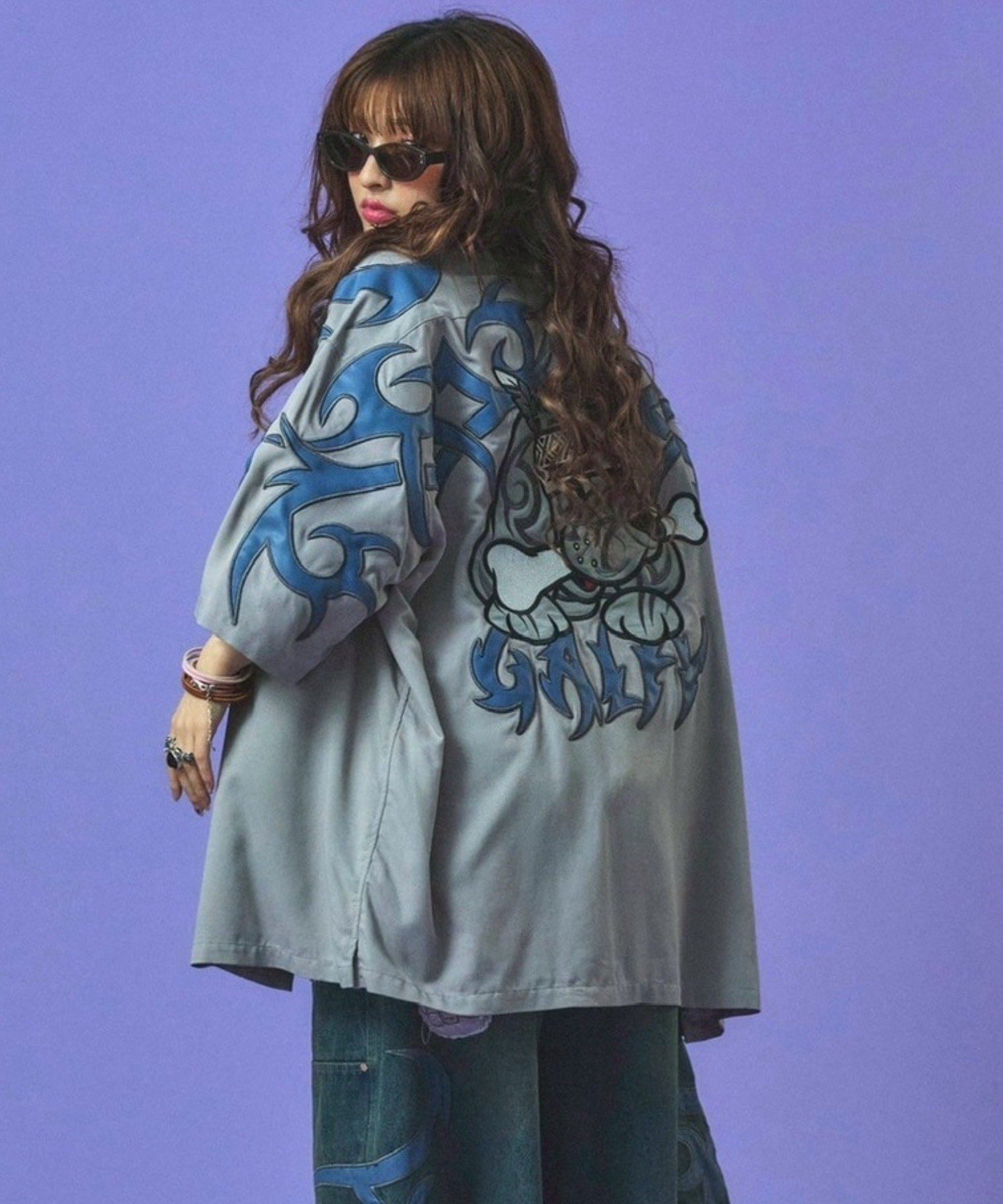 【GALFY】部族長シャツ ネバーマインドザエックスユー／チカシツプラス トップス シャツ・ブラウス ホワイト グレー ブラック