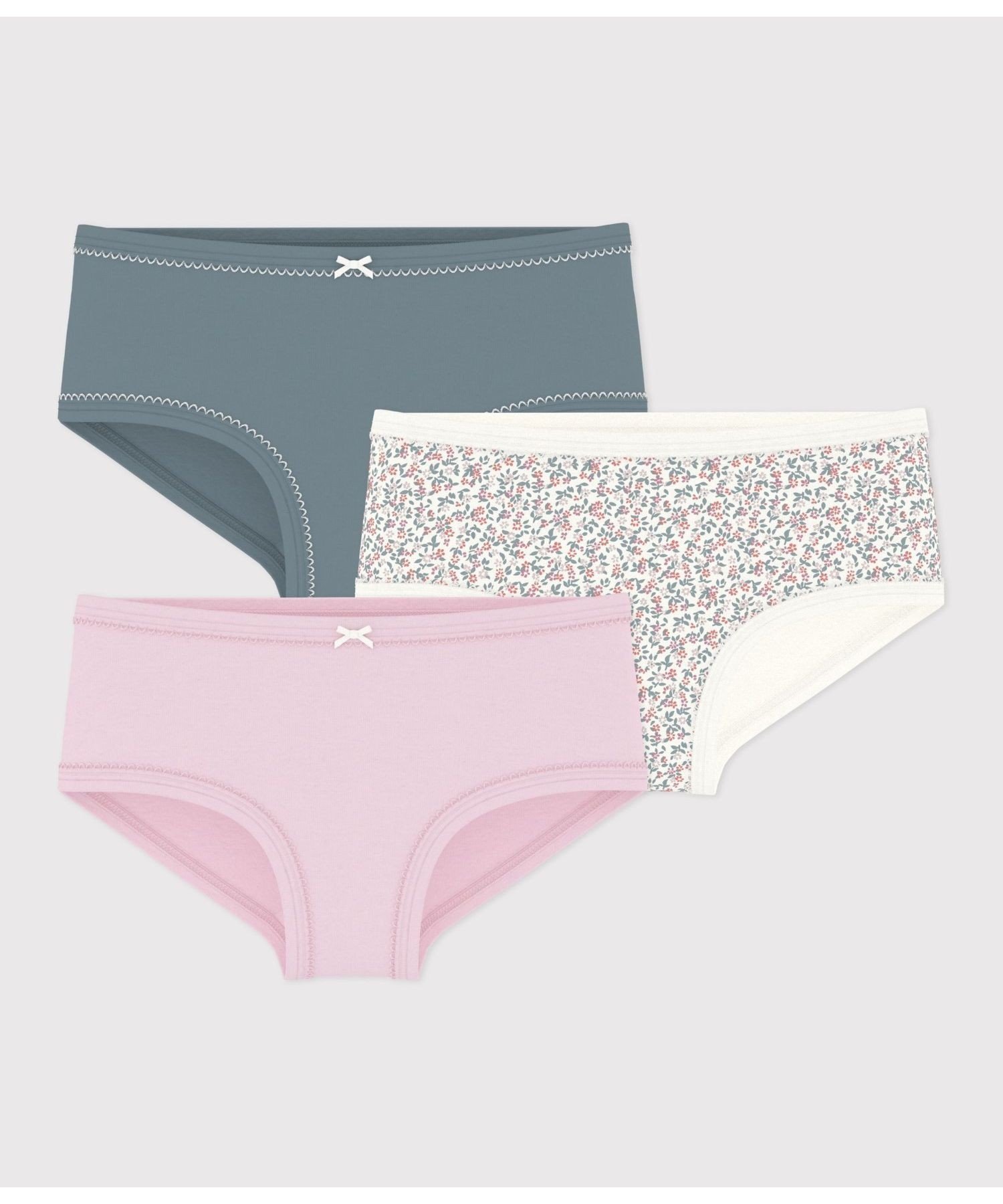 PETIT BATEAU（プチバトー）ハイウェスト プリントショーツ3枚組気分に合わせて楽しめる、快適ショーツ3枚セット素材の特徴伸縮性に富んだ1×1リブ編み素材 「第二の肌」と呼ばれるやわらかな肌触りが特徴 可憐なフラワープリントとプレーンカラーを組み合わせた、腰回りをすっぽりと包み込むハイウェストショーツ3枚セットです。ウエストと足口の繊細なピコレースとリボンが、さりげなく可愛らしさを引き立てます。毎日使いに便利なデイリーアイテムです。揃いのTシャツセットと合わせたコーディネイトもおすすめ。※1.プリントは永久的なものではなく、もみや摩擦でひび割れたり、繰り返しの洗濯によるプリントの変色や、脱落が生じる場合があります。中性洗剤などで単独洗いをしてください。【知っていましたか？実はプチバトーは、肌着のショーツの生みの親】1918年、創業2代目のエティエンヌ・バルトンの息子が口ずさんだ童謡の一節から着想を得て、息子が履いていた当時主流の長い下着の脚部分を大胆にカット。その快適さと洗濯のしやすさに子どももお母さんたちも大喜び。「子どもたちがもっと自由に動き回ることができるように」とこうして誕生したのが、現代のショーツの原型となったプチ・キュロット（ショーツ）です。プチバトーの革新は世界中の子どもたちの日常を変えました。【130年以上の歴史を受け継ぎ、子どもから大人まで愛されるものづくりを目指すプチバトー】1893年、フランスで子どもの肌着メーカーとして誕生。ブランド名はフランス語で「小さな船」を意味し、創業2代目の息子が口ずさんだ童謡の一節に由来します。プチバトーのものづくりへのこだわりは創業当時から今も大切に受け継がれており、糸の選定から環境に配慮した素材選び、独自の製品技術で丈夫で長持ちする服づくりに取り組んでいます。兄弟姉妹やいとこ、お友だちなどに引き継がれ、時代を超えていくつものストーリーを紡ぎ続けられるよう、品質と持続可能性にこだわっています。型番：A0GQQA-00-050 SR7452【採寸】サイズ着丈ウエスト3才 95cm17cm21cm4才 104cm17.5cm22cm5才 110cm18cm22.5cm商品のサイズについて【商品詳細】モロッコ素材：100%綿サイズ：3才 95cm、4才 104cm、5才 110cm※画面上と実物では多少色具合が異なって見える場合もございます。ご了承ください。商品のカラーについてPETIT BATEAU（プチバトー）ハイウェスト プリントショーツ3枚組気分に合わせて楽しめる、快適ショーツ3枚セット素材の特徴伸縮性に富んだ1×1リブ編み素材 「第二の肌」と呼ばれるやわらかな肌触りが特徴 可憐なフラワープリントとプレーンカラーを組み合わせた、腰回りをすっぽりと包み込むハイウェストショーツ3枚セットです。ウエストと足口の繊細なピコレースとリボンが、さりげなく可愛らしさを引き立てます。毎日使いに便利なデイリーアイテムです。揃いのTシャツセットと合わせたコーディネイトもおすすめ。※1.プリントは永久的なものではなく、もみや摩擦でひび割れたり、繰り返しの洗濯によるプリントの変色や、脱落が生じる場合があります。中性洗剤などで単独洗いをしてください。【知っていましたか？実はプチバトーは、肌着のショーツの生みの親】1918年、創業2代目のエティエンヌ・バルトンの息子が口ずさんだ童謡の一節から着想を得て、息子が履いていた当時主流の長い下着の脚部分を大胆にカット。その快適さと洗濯のしやすさに子どももお母さんたちも大喜び。「子どもたちがもっと自由に動き回ることができるように」とこうして誕生したのが、現代のショーツの原型となったプチ・キュロット（ショーツ）です。プチバトーの革新は世界中の子どもたちの日常を変えました。【130年以上の歴史を受け継ぎ、子どもから大人まで愛されるものづくりを目指すプチバトー】1893年、フランスで子どもの肌着メーカーとして誕生。ブランド名はフランス語で「小さな船」を意味し、創業2代目の息子が口ずさんだ童謡の一節に由来します。プチバトーのものづくりへのこだわりは創業当時から今も大切に受け継がれており、糸の選定から環境に配慮した素材選び、独自の製品技術で丈夫で長持ちする服づくりに取り組んでいます。兄弟姉妹やいとこ、お友だちなどに引き継がれ、時代を超えていくつものストーリーを紡ぎ続けられるよう、品質と持続可能性にこだわっています。型番：A0GQQA-00-050 SR7452【採寸】サイズ着丈ウエスト3才 95cm17cm21cm4才 104cm17.5cm22cm5才 110cm18cm22.5cm商品のサイズについて【商品詳細】モロッコ素材：100%綿サイズ：3才 95cm、4才 104cm、5才 110cm※画面上と実物では多少色具合が異なって見える場合もございます。ご了承ください。商品のカラーについて