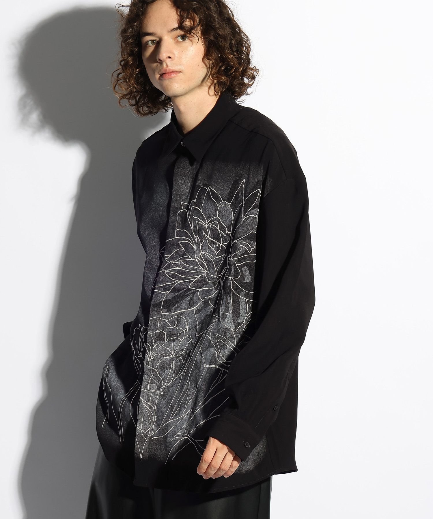 【SALE／42%OFF】HARE フロントダークフラワープリントシャツ ハレ トップス シャツ・ブラウス ブラック ホワイト【送料無料】のサムネイル