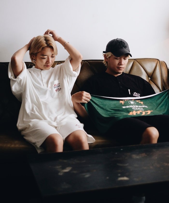 SAUVENIR PARI PARI apt.×SAUVENIR×FREAK'S STORE 別注 オールナイトサウナ KANNAIGI ナップサック付きパイルセットアップ フリークスストア トップス カットソー・Tシャツ ブラック ホワイト