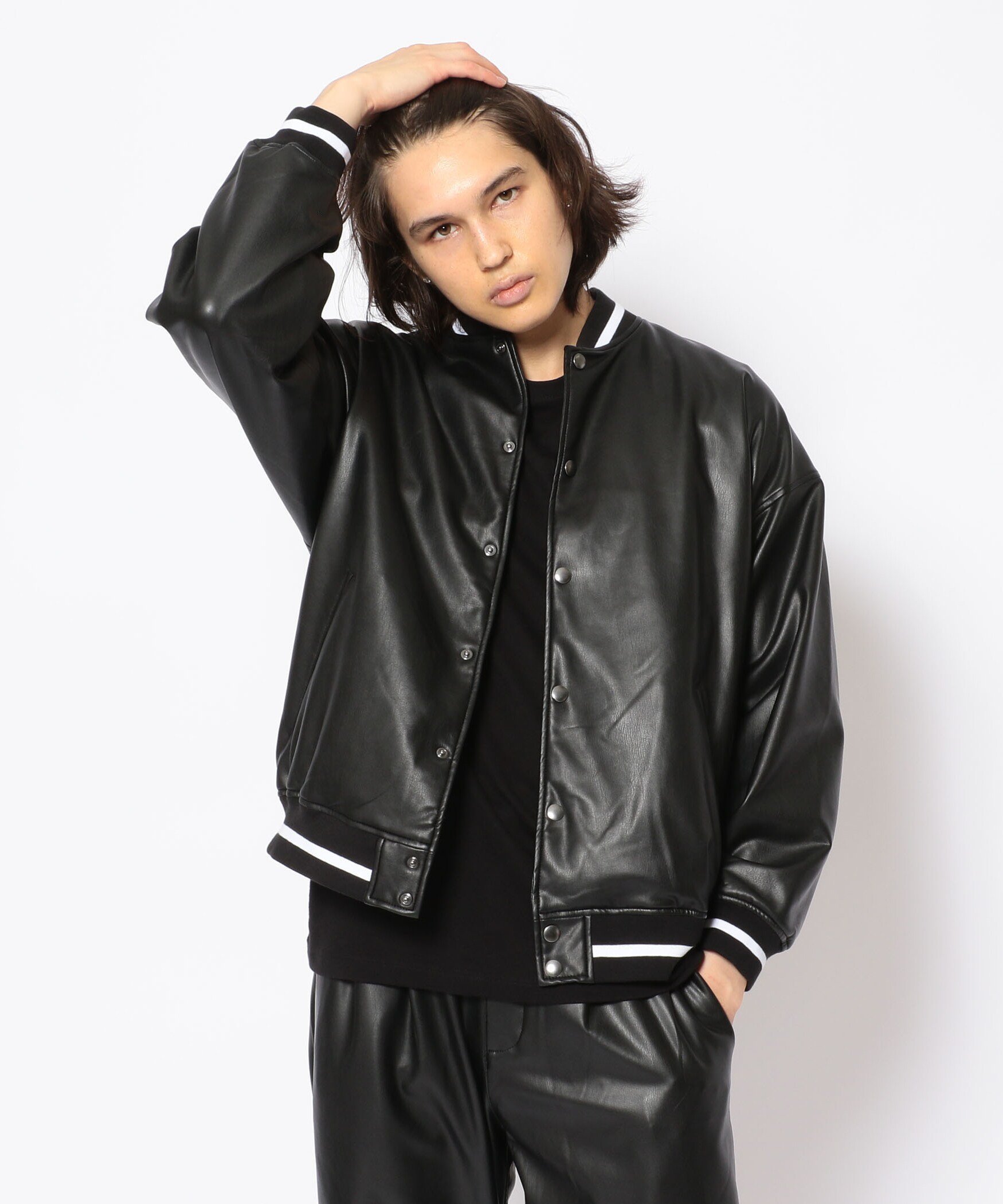 B'2nd（ビーセカンド）LUSOR(ルーソル)Ecoleather Stadium jumper エコレザースタジャンLUSOR（ルーソル）EcoleatherStadiumjumperエコレザースタジャンしなやかなエコレザーのスタジャン。柔らかくて軽い着心地でシンプルに仕上げていてスタイリングを選びません。ダウンショルダーでアームホルダーをオーバーサイズに再構築。着こなしをアップデートしてくれる一着。LUSORルーソルはラテン語で「遊び人」という意味。そこからとられたブランド名は、外で遊ぶハッピーな大人にというディレクターの想いがこめられています。型番：785-1220042-010-20 FN7456【採寸】M：着丈67cm、肩幅60cm、身幅68cm、そで丈51cmL：着丈67.5cm、肩幅62cm、身幅69cm、そで丈51cm商品のサイズについて【商品詳細】CHN素材：合成皮革　裏地：ポリエステル100％　リブ部分：ポリエステル67％　綿30％　ポリウレタン3％サイズ：M、L家庭での洗濯不可、ドライクリーニング※画面上と実物では多少色具合が異なって見える場合もございます。ご了承ください。商品のカラーについて 【予約商品について】 ※「先行予約販売中」「予約販売中」をご注文の際は予約商品についてをご確認ください。■重要なお知らせ※ 当店では、ギフト配送サービス及びラッピングサービスを行っておりません。ご注文者様とお届け先が違う場合でも、タグ（値札）付「納品書 兼 返品連絡票」同梱の状態でお送り致しますのでご了承ください。 ラッピング・ギフト配送について※ 2点以上ご購入の場合、全ての商品が揃い次第一括でのお届けとなります。お届け予定日の異なる商品をお買い上げの場合はご注意下さい。お急ぎの商品がございましたら分けてご購入いただきますようお願い致します。発送について ※ 買い物カートに入れるだけでは在庫確保されませんのでお早めに購入手続きをしてください。当店では在庫を複数サイトで共有しているため、同時にご注文があった場合、売切れとなってしまう事がございます。お手数ですが、ご注文後に当店からお送りする「ご注文内容の確認メール」をご確認ください。ご注文の確定について ※ Rakuten Fashionの商品ページに記載しているメーカー希望小売価格は、楽天市場「商品価格ナビ」に登録されている価格に準じています。 商品の価格についてB'2ndB'2ndのシャツ・ブラウストップスご注文・お届けについて発送ガイドラッピンググッズ3,980円以上送料無料ご利用ガイド