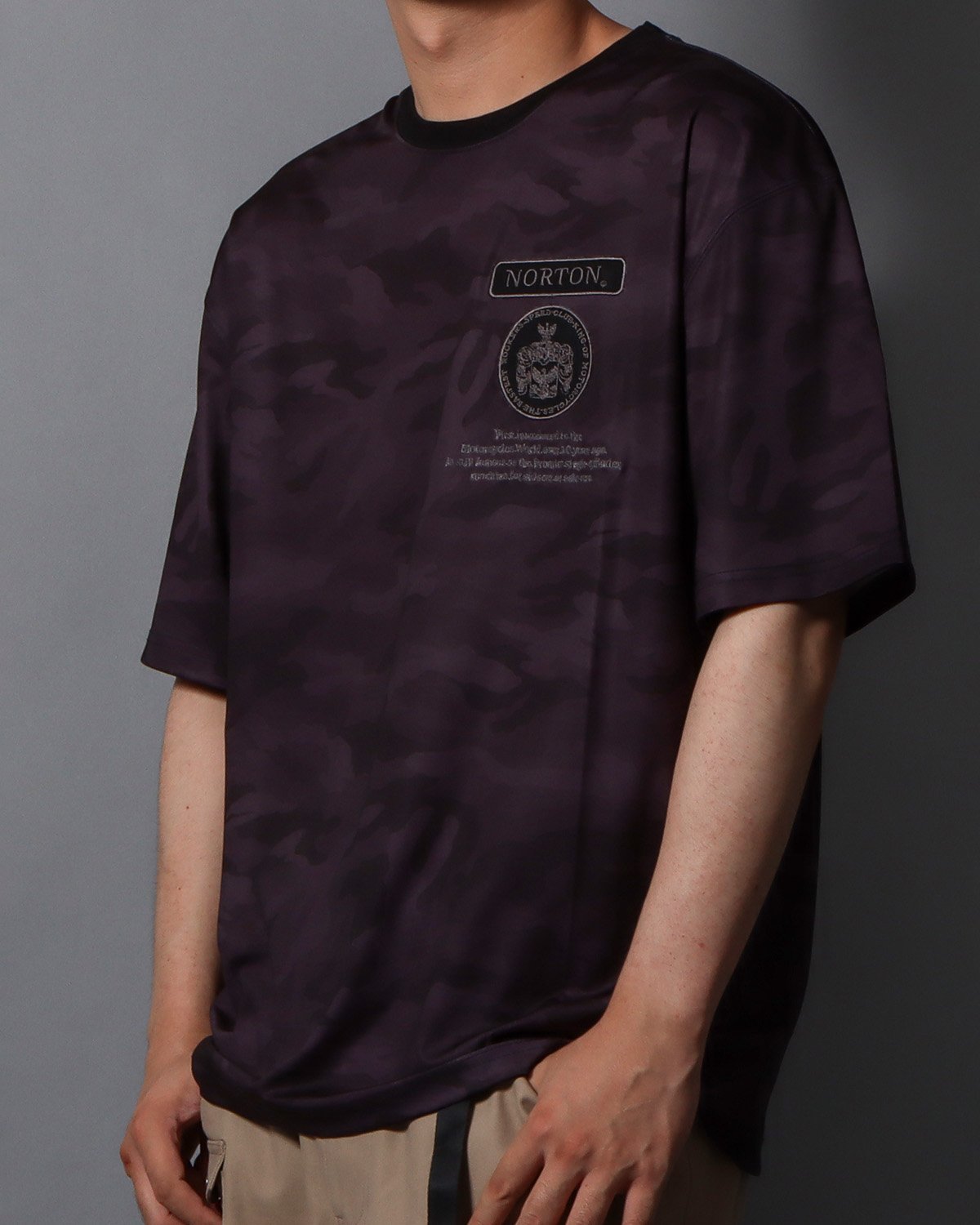 【Norton ノートン】 カモ柄 ワッペン T ガッチャ トップス カットソー・Tシャツ ブラック ベージュ グリーン