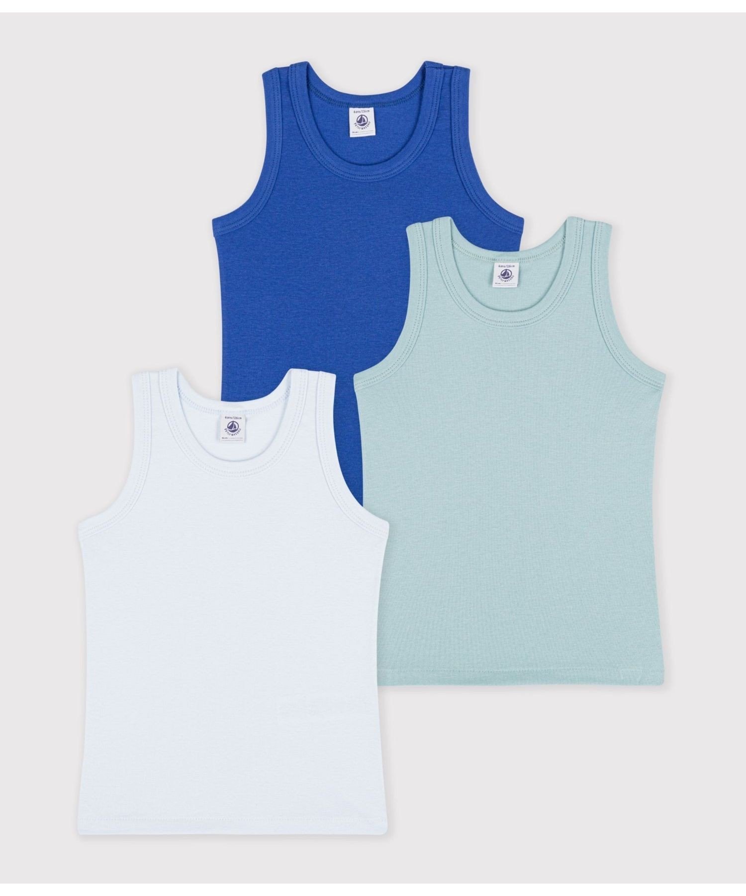 PETIT BATEAU（プチバトー）コットンタンクトップ3枚組毎日をもっと心地よく彩るベーシックタンクトップ3枚セット素材の特徴伸縮性に富んだ1×1リブ編み素材 「第二の肌」と呼ばれるやわらかな肌触りが特徴 厳正な検査基準を持つGOTS認証のオーガニックコットンを使用涼しげな色合いを揃えたタンクトップ3枚セットです。体にやさしくフィットし、快適な着心地が続きます。洗い替えにも便利なプレーンカラーのセットは、デイリー使いにぴったり。毎日のインナーとしてはもちろん、ギフトにもおすすめです。※1.濃色の製品は、摩擦や洗濯の際に色落ちや色移りをする場合があります。中性洗剤で単独洗いをしてください。型番：A0GTIB-00-100 SR7459【採寸】サイズ着丈身幅6才 116cm41.5cm28.5cm8才 128cm44.7cm30cm10才 140cm48cm32cm12才 152cm51.2cm34.5cm商品のサイズについて【商品詳細】モロッコ素材：100%綿サイズ：6才 116cm、8才 128cm、10才 140cm、12才 152cm※画面上と実物では多少色具合が異なって見える場合もございます。ご了承ください。商品のカラーについてPETIT BATEAU（プチバトー）コットンタンクトップ3枚組毎日をもっと心地よく彩るベーシックタンクトップ3枚セット素材の特徴伸縮性に富んだ1×1リブ編み素材 「第二の肌」と呼ばれるやわらかな肌触りが特徴 厳正な検査基準を持つGOTS認証のオーガニックコットンを使用涼しげな色合いを揃えたタンクトップ3枚セットです。体にやさしくフィットし、快適な着心地が続きます。洗い替えにも便利なプレーンカラーのセットは、デイリー使いにぴったり。毎日のインナーとしてはもちろん、ギフトにもおすすめです。※1.濃色の製品は、摩擦や洗濯の際に色落ちや色移りをする場合があります。中性洗剤で単独洗いをしてください。型番：A0GTIB-00-100 SR7459【採寸】サイズ着丈身幅6才 116cm41.5cm28.5cm8才 128cm44.7cm30cm10才 140cm48cm32cm12才 152cm51.2cm34.5cm商品のサイズについて【商品詳細】モロッコ素材：100%綿サイズ：6才 116cm、8才 128cm、10才 140cm、12才 152cm※画面上と実物では多少色具合が異なって見える場合もございます。ご了承ください。商品のカラーについて