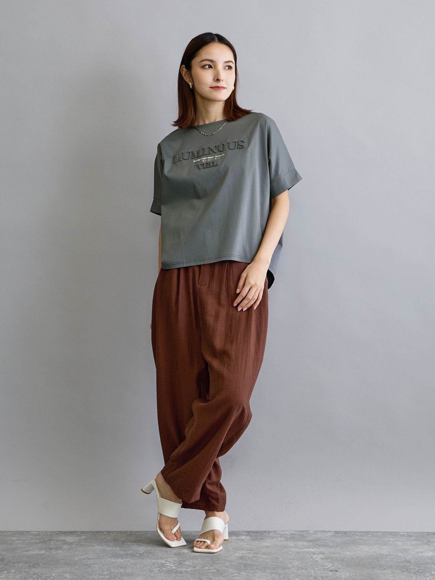 NICOLE white エンボスデザインTシャツ ニコル クラブ トップス カットソー・Tシャツ ホワイト グレー