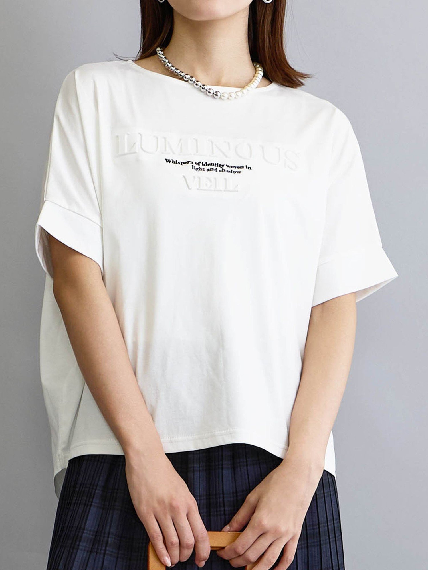 NICOLE white エンボスデザインTシャツ ニコル クラブ トップス カットソー・Tシャツ ホワイト グレー