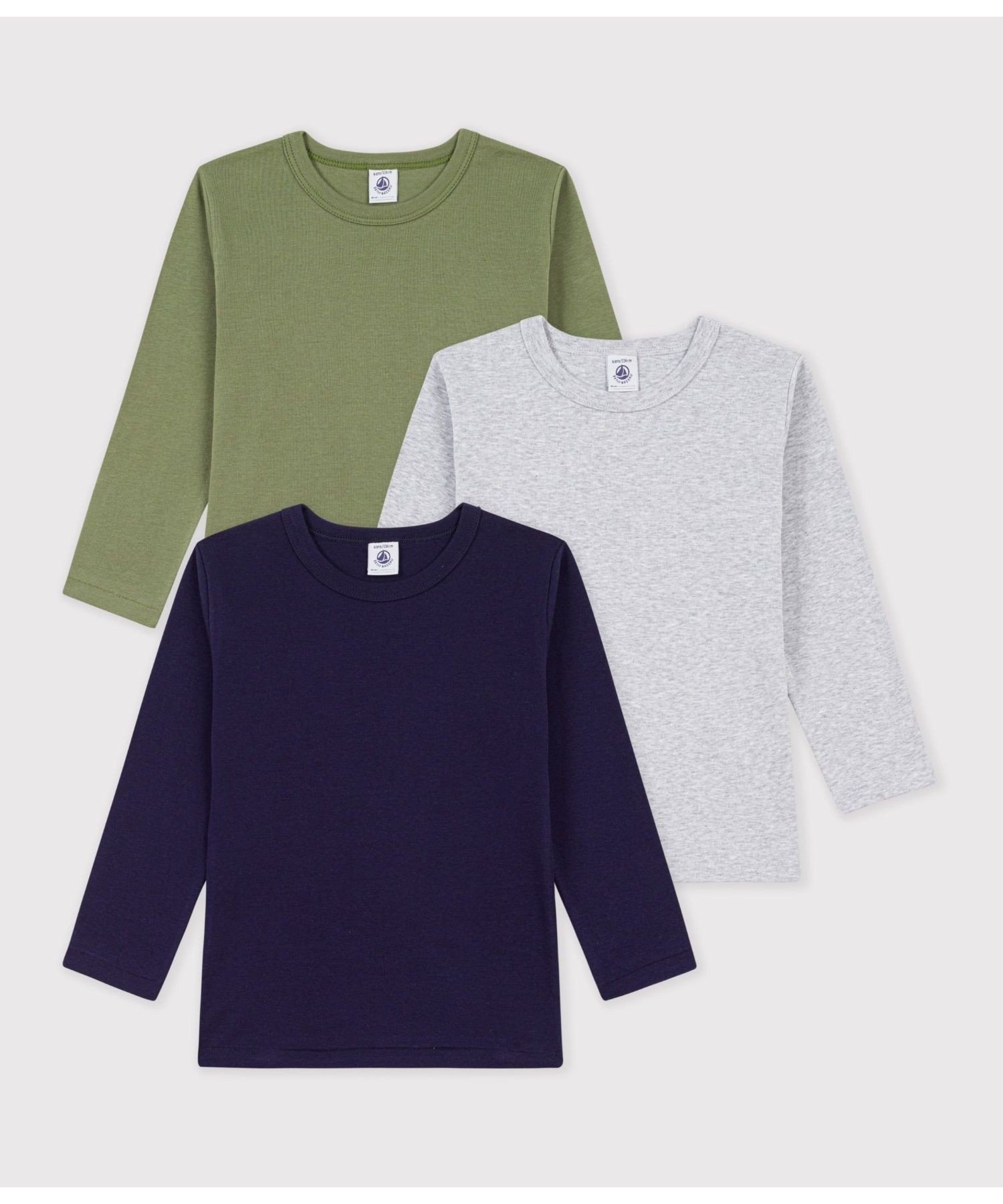 PETIT BATEAU（プチバトー）コットン長袖Tシャツ3枚組洗い替えにも頼れる毎日快適な長袖Tシャツ3枚セット素材の特徴伸縮性に富んだ1×1リブ編み素材 「第二の肌」と呼ばれるやわらかな肌触りが特徴　 毎日のワードローブに揃えたい、長袖Tシャツ3枚セットです。カーキ、グレー、ネイビーの着回しやすいカラーを組み合わせ、洗い替えにも便利なデザイン。デイリーインナーとしてはもちろん、季節を問わず活躍するベーシックアイテムです。揃いのトランクスセットと合わせたコーディネートもおすすめ。※1.濃色の製品は、摩擦や洗濯の際に色落ちや色移りをする場合があります。中性洗剤で単独洗いをしてください。型番：A0GTOB-00-100 SR7461【採寸】サイズ着丈身幅袖丈6才 116cm43.5cm29.5cm36.3cm8才 128cm47.2cm31cm40.8cm10才 140cm50.7cm33cm45.3cm12才 152cm54.2cm35.5cm49.8cm商品のサイズについて【商品詳細】モロッコ素材：100%綿サイズ：6才 116cm、8才 128cm、10才 140cm、12才 152cm※画面上と実物では多少色具合が異なって見える場合もございます。ご了承ください。商品のカラーについてPETIT BATEAU（プチバトー）コットン長袖Tシャツ3枚組洗い替えにも頼れる毎日快適な長袖Tシャツ3枚セット素材の特徴伸縮性に富んだ1×1リブ編み素材 「第二の肌」と呼ばれるやわらかな肌触りが特徴　 毎日のワードローブに揃えたい、長袖Tシャツ3枚セットです。カーキ、グレー、ネイビーの着回しやすいカラーを組み合わせ、洗い替えにも便利なデザイン。デイリーインナーとしてはもちろん、季節を問わず活躍するベーシックアイテムです。揃いのトランクスセットと合わせたコーディネートもおすすめ。※1.濃色の製品は、摩擦や洗濯の際に色落ちや色移りをする場合があります。中性洗剤で単独洗いをしてください。型番：A0GTOB-00-100 SR7461【採寸】サイズ着丈身幅袖丈6才 116cm43.5cm29.5cm36.3cm8才 128cm47.2cm31cm40.8cm10才 140cm50.7cm33cm45.3cm12才 152cm54.2cm35.5cm49.8cm商品のサイズについて【商品詳細】モロッコ素材：100%綿サイズ：6才 116cm、8才 128cm、10才 140cm、12才 152cm※画面上と実物では多少色具合が異なって見える場合もございます。ご了承ください。商品のカラーについて
