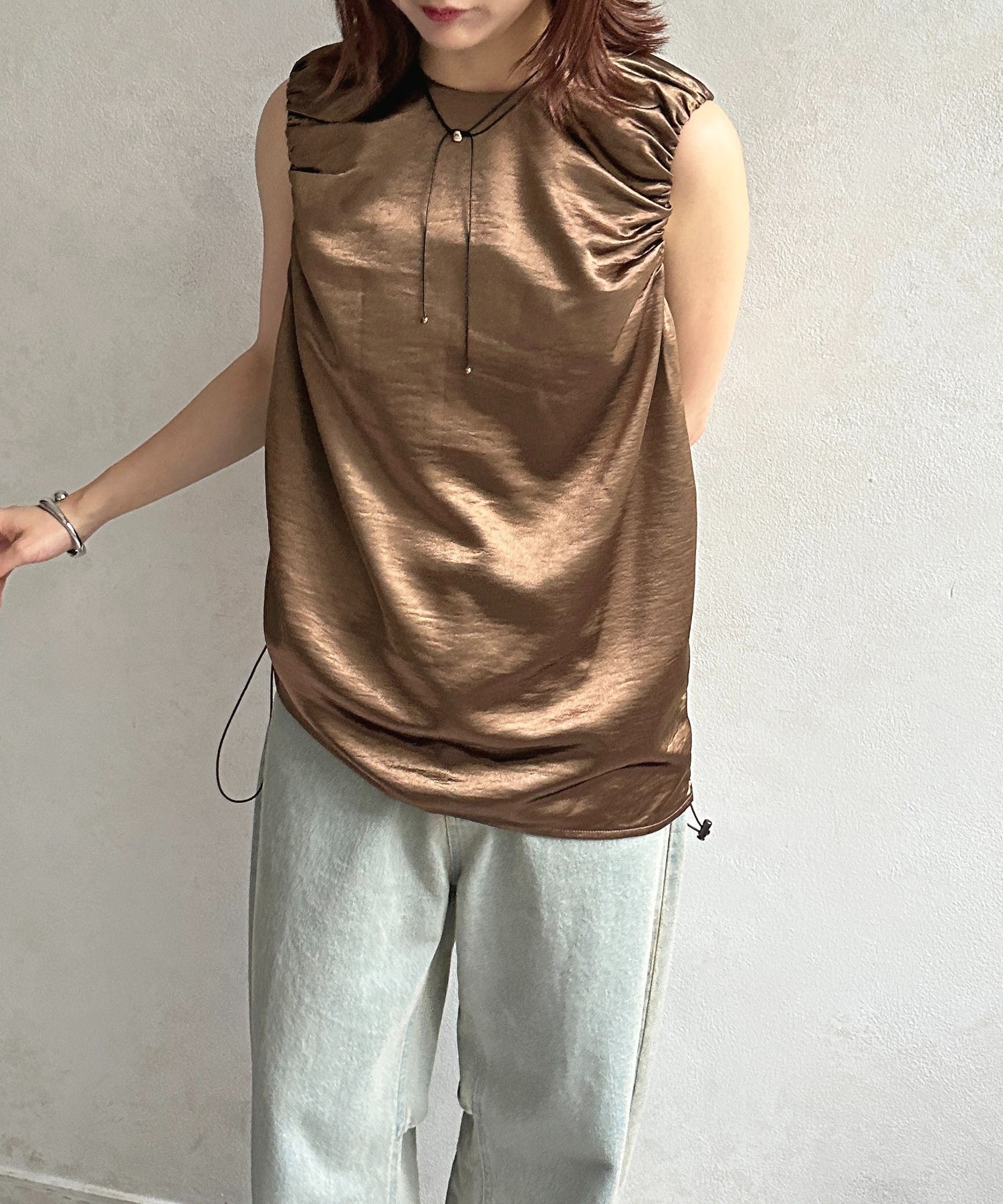 Thevon. ギャザーノースリサテンブラウス ゼヴォン トップス シャツ・ブラウス ブラック ブラウン