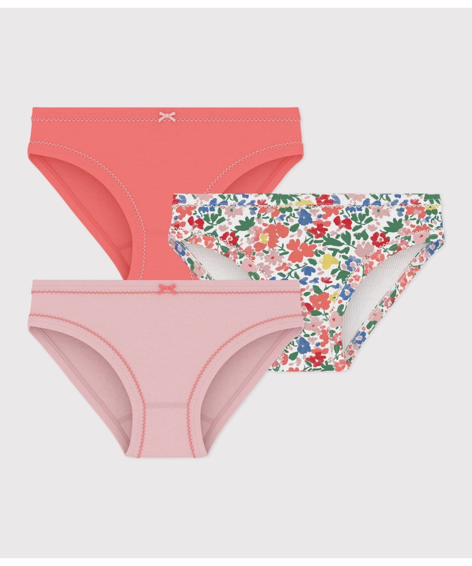 PETIT BATEAU（プチバトー）プリントショーツ3枚組色とりどりのフラワープリントと、やさしい色合いの無地を組み合わせたショーツ3枚組です。ウエストにあしらった小さなリボンとピコレースが、愛らしい表情を演出。洗い替えにも便利なセットです。揃いのキャミソールセットと合わせたコーディネイトもおすすめ。※1.プリントは永久的なものではなく、もみや摩擦でひび割れたり、繰り返しの洗濯によるプリントの変色や、脱落が生じる場合があります。中性洗剤などで単独洗いをしてください。型番：A0GIZB-00-100 SP0463【採寸】サイズ着丈ウエスト6才 116cm19cm21cm8才 128cm19.5cm23cm10才 140cm20.5cm24cm12才 152cm21.5cm26cm商品のサイズについて【商品詳細】モロッコ素材：100%綿サイズ：6才 116cm、8才 128cm、10才 140cm、12才 152cm※画面上と実物では多少色具合が異なって見える場合もございます。ご了承ください。商品のカラーについてPETIT BATEAU（プチバトー）プリントショーツ3枚組色とりどりのフラワープリントと、やさしい色合いの無地を組み合わせたショーツ3枚組です。ウエストにあしらった小さなリボンとピコレースが、愛らしい表情を演出。洗い替えにも便利なセットです。揃いのキャミソールセットと合わせたコーディネイトもおすすめ。※1.プリントは永久的なものではなく、もみや摩擦でひび割れたり、繰り返しの洗濯によるプリントの変色や、脱落が生じる場合があります。中性洗剤などで単独洗いをしてください。型番：A0GIZB-00-100 SP0463【採寸】サイズ着丈ウエスト6才 116cm19cm21cm8才 128cm19.5cm23cm10才 140cm20.5cm24cm12才 152cm21.5cm26cm商品のサイズについて【商品詳細】モロッコ素材：100%綿サイズ：6才 116cm、8才 128cm、10才 140cm、12才 152cm※画面上と実物では多少色具合が異なって見える場合もございます。ご了承ください。商品のカラーについて