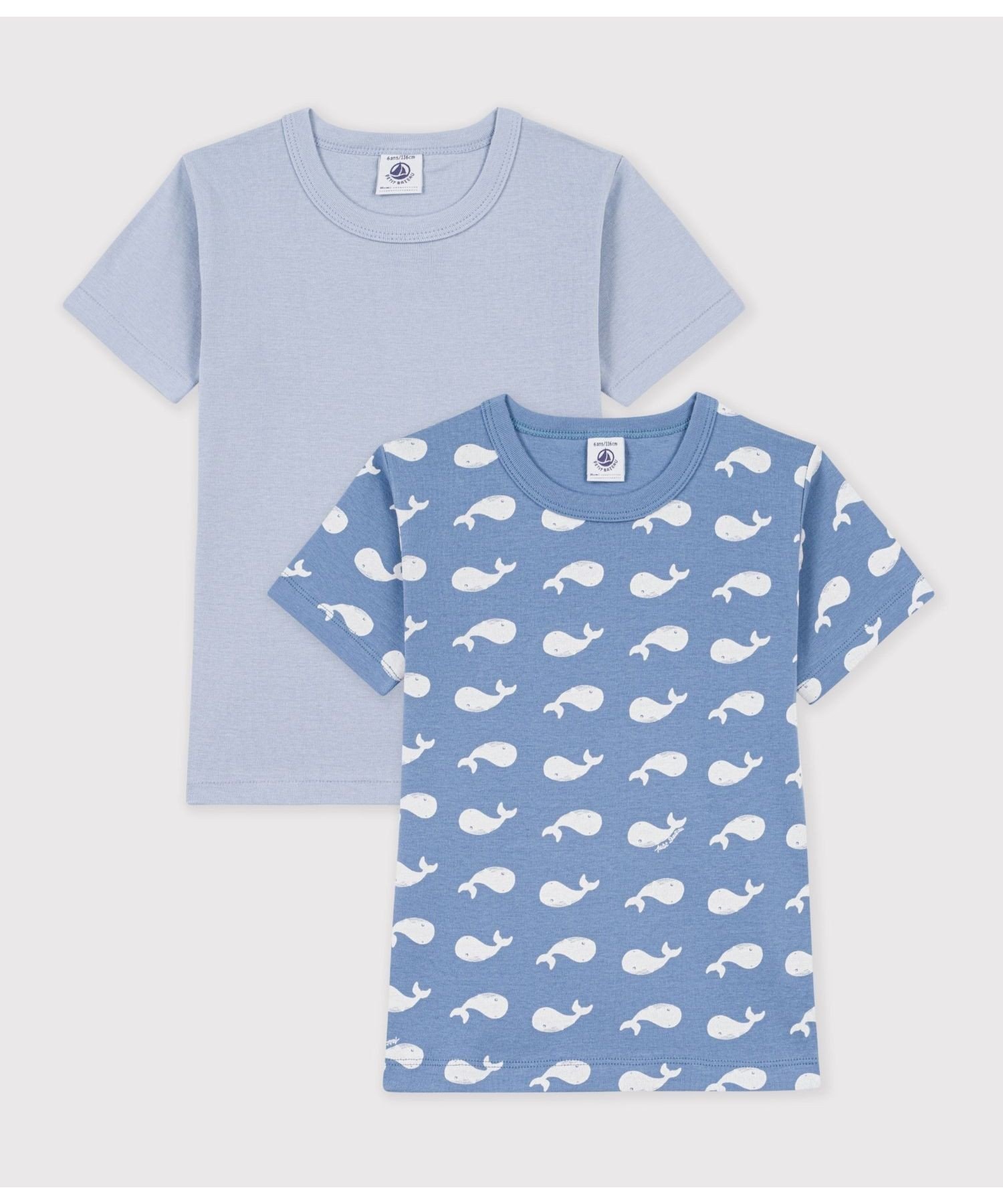 PETIT BATEAU（プチバトー）クジラプリント半袖Tシャツ2枚組気分で選べるデザインがうれしいデイリー半袖Tシャツ素材の特徴伸縮性に富んだ1×1リブ編み素材 「第二の肌」と呼ばれるやわらかな肌触りが特徴 厳正な検査基準を持つGOTS認証のオーガニックコットンを使用愛らしいクジラプリントと爽やかなプレーンカラーを組み合わせた、半袖Tシャツ2枚セットです。デイリー使いしやすいベーシックなシルエットで、一枚でもインナーとしても活躍します。毎日のワードローブに揃えておきたいアイテムです。揃いのトランクスセットと合わせたコーディネイトもおすすめ。※1.プリントは永久的なものではなく、もみや摩擦でひび割れたり、繰り返しの洗濯によるプリントの変色や、脱落が生じる場合があります。中性洗剤などで単独洗いをしてください。型番：A0GUZB-00-100 SR7463【採寸】サイズ着丈身幅袖丈6才 116cm43.5cm29.5cm12.3cm8才 128cm47.2cm31cm13cm10才 140cm50.7cm33cm13.8cm12才 152cm54.2cm35.5cm14.8cm商品のサイズについて【商品詳細】モロッコ素材：100%綿サイズ：6才 116cm、8才 128cm、10才 140cm、12才 152cm※画面上と実物では多少色具合が異なって見える場合もございます。ご了承ください。商品のカラーについてPETIT BATEAU（プチバトー）クジラプリント半袖Tシャツ2枚組気分で選べるデザインがうれしいデイリー半袖Tシャツ素材の特徴伸縮性に富んだ1×1リブ編み素材 「第二の肌」と呼ばれるやわらかな肌触りが特徴 厳正な検査基準を持つGOTS認証のオーガニックコットンを使用愛らしいクジラプリントと爽やかなプレーンカラーを組み合わせた、半袖Tシャツ2枚セットです。デイリー使いしやすいベーシックなシルエットで、一枚でもインナーとしても活躍します。毎日のワードローブに揃えておきたいアイテムです。揃いのトランクスセットと合わせたコーディネイトもおすすめ。※1.プリントは永久的なものではなく、もみや摩擦でひび割れたり、繰り返しの洗濯によるプリントの変色や、脱落が生じる場合があります。中性洗剤などで単独洗いをしてください。型番：A0GUZB-00-100 SR7463【採寸】サイズ着丈身幅袖丈6才 116cm43.5cm29.5cm12.3cm8才 128cm47.2cm31cm13cm10才 140cm50.7cm33cm13.8cm12才 152cm54.2cm35.5cm14.8cm商品のサイズについて【商品詳細】モロッコ素材：100%綿サイズ：6才 116cm、8才 128cm、10才 140cm、12才 152cm※画面上と実物では多少色具合が異なって見える場合もございます。ご了承ください。商品のカラーについて
