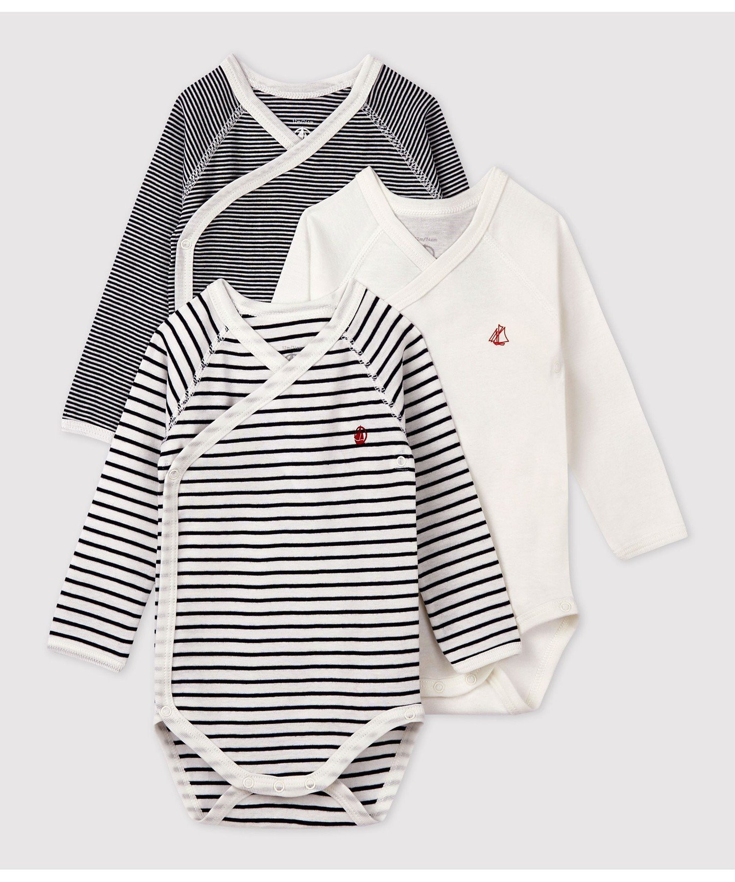 PETIT BATEAU（プチバトー）マリニエール長袖あわせボディ3枚組マリニエールとミラレ、プチバトーを代表する2種類のストライプに、無地タイプがセットになった、あわせボディの3枚組。やわらかな肌触りの1x1リブ編み素材を使用しています。ベーシックなデザインは、アンダーウェアとしてはもちろん、Tシャツのように見せて着てもかわいいのが魅力です。胸元に赤いロゴマークをあしらい、さりげないポイントに。あわせのデザインは首のすわらないねんねベビーも着替えが簡単。ギフトにも最適です。型番：54219-00-000 DW2464【採寸】サイズ着丈身幅袖丈1ヶ月 54cm29.5cm16cm20cm3ヶ月 60cm33cm17cm22cm6ヶ月 67cm35cm18.5cm25.5cm12ヶ月 74cm37.5cm19.5cm28.5cm商品のサイズについて【商品詳細】モロッコ素材：コットン100%サイズ：3ヶ月 60cm、6ヶ月 67cm、12ヶ月 74cm、1ヶ月 54cm※画面上と実物では多少色具合が異なって見える場合もございます。ご了承ください。商品のカラーについて 【予約商品について】 ※「先行予約販売中」「予約販売中」をご注文の際は予約商品についてをご確認ください。PETIT BATEAU（プチバトー）マリニエール長袖あわせボディ3枚組マリニエールとミラレ、プチバトーを代表する2種類のストライプに、無地タイプがセットになった、あわせボディの3枚組。やわらかな肌触りの1x1リブ編み素材を使用しています。ベーシックなデザインは、アンダーウェアとしてはもちろん、Tシャツのように見せて着てもかわいいのが魅力です。胸元に赤いロゴマークをあしらい、さりげないポイントに。あわせのデザインは首のすわらないねんねベビーも着替えが簡単。ギフトにも最適です。型番：54219-00-000 DW2464【採寸】サイズ着丈身幅袖丈1ヶ月 54cm29.5cm16cm20cm3ヶ月 60cm33cm17cm22cm6ヶ月 67cm35cm18.5cm25.5cm12ヶ月 74cm37.5cm19.5cm28.5cm商品のサイズについて【商品詳細】モロッコ素材：コットン100%サイズ：3ヶ月 60cm、6ヶ月 67cm、12ヶ月 74cm、1ヶ月 54cm※画面上と実物では多少色具合が異なって見える場合もございます。ご了承ください。商品のカラーについて 【予約商品について】 ※「先行予約販売中」「予約販売中」をご注文の際は予約商品についてをご確認ください。■重要なお知らせ※ 当店では、ギフト配送サービス及びラッピングサービスを行っておりません。ご注文者様とお届け先が違う場合でも、タグ（値札）付「納品書 兼 返品連絡票」同梱の状態でお送り致しますのでご了承ください。 ラッピング・ギフト配送について※ 2点以上ご購入の場合、全ての商品が揃い次第一括でのお届けとなります。お届け予定日の異なる商品をお買い上げの場合はご注意下さい。お急ぎの商品がございましたら分けてご購入いただきますようお願い致します。発送について ※ 買い物カートに入れるだけでは在庫確保されませんのでお早めに購入手続きをしてください。当店では在庫を複数サイトで共有しているため、同時にご注文があった場合、売切れとなってしまう事がございます。お手数ですが、ご注文後に当店からお送りする「ご注文内容の確認メール」をご確認ください。ご注文の確定について ※ Rakuten Fashionの商品ページに記載しているメーカー希望小売価格は、楽天市場「商品価格ナビ」に登録されている価格に準じています。 商品の価格についてPETIT BATEAUPETIT BATEAUのベビー肌着・新生児服マタニティウェア・ベビー用品ご注文・お届けについて発送ガイドラッピンググッズ3,980円以上送料無料ご利用ガイド