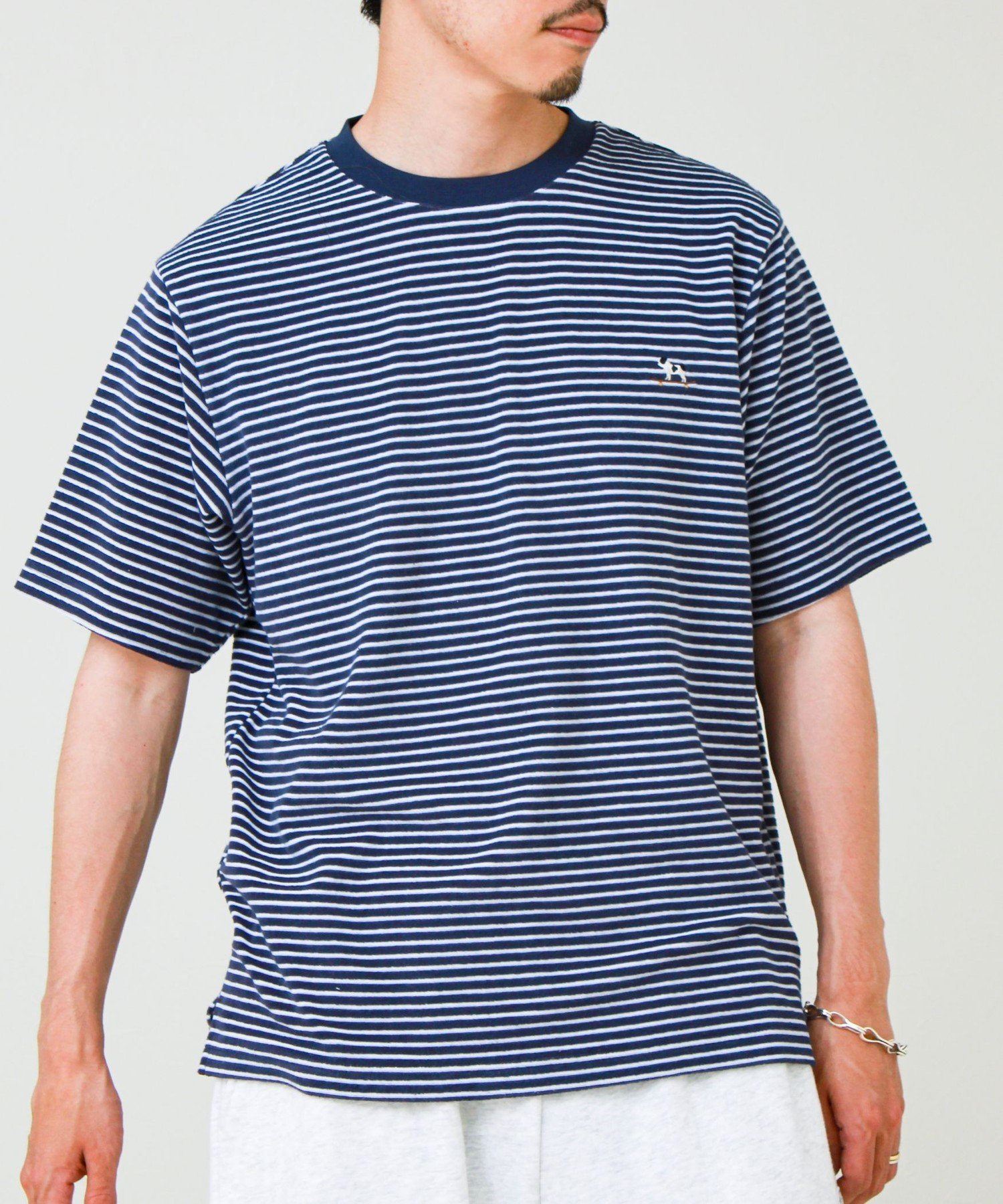 【夏素材で快適】フレブルパイルTEE ワンポイント刺繍 フレディ アンド グロスター トップス カットソー・Tシャツ グレー ホワイト ブルー