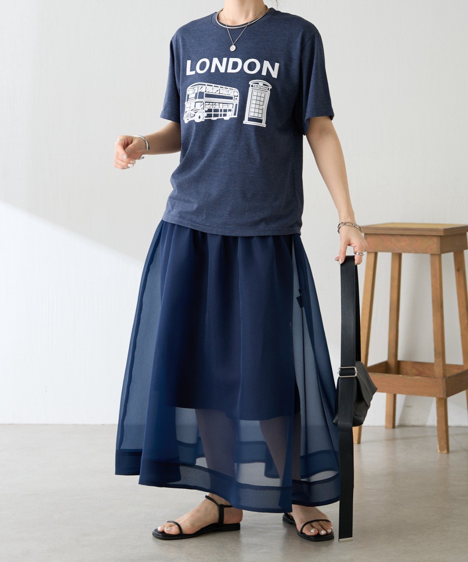 【AMOU/アムー】ロンドンロゴTシャツ コラージュガリャルダガランテ トップス カットソー・Tシャツ ブルー