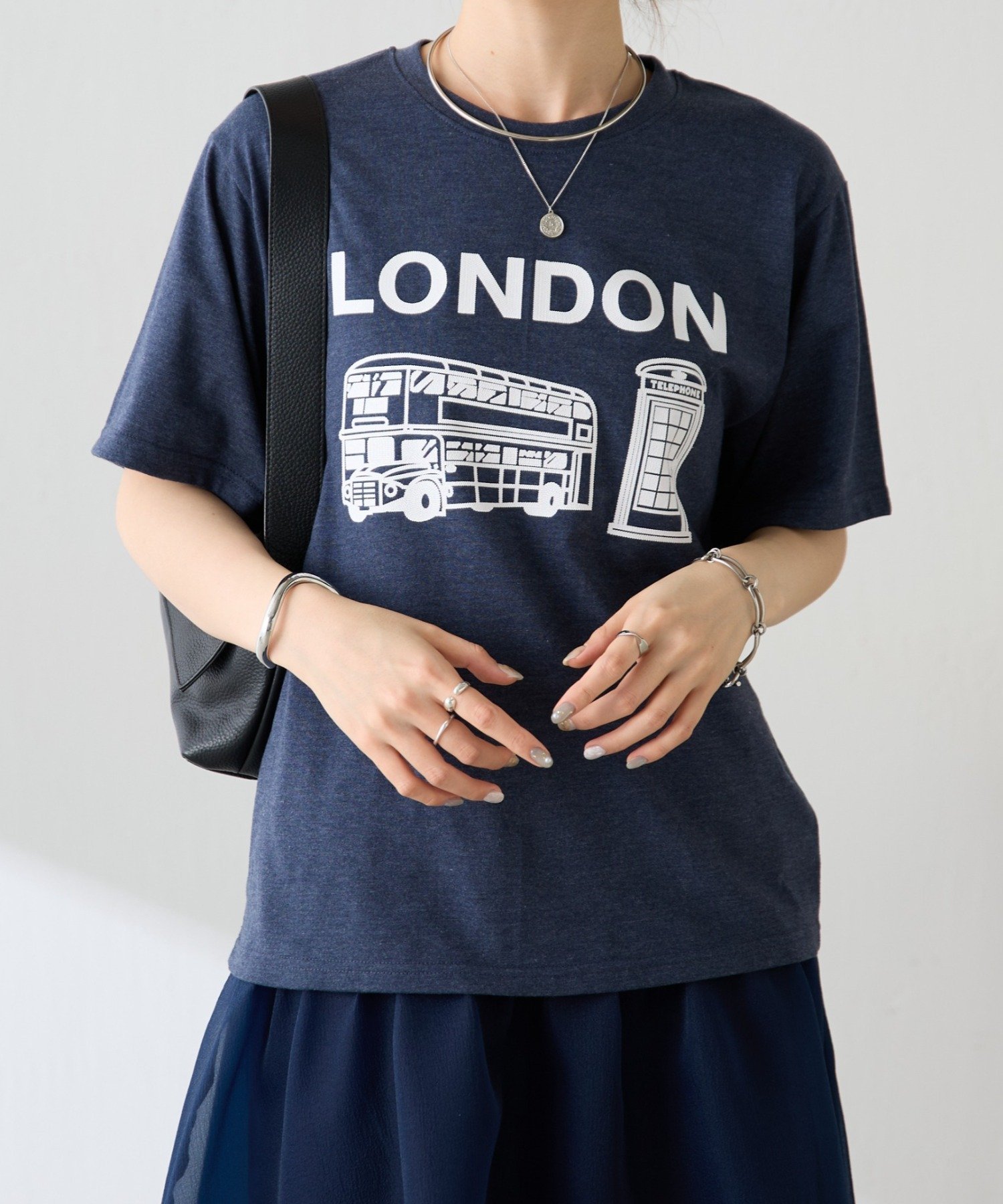 【AMOU/アムー】ロンドンロゴTシャツ コラージュガリャルダガランテ トップス カットソー・Tシャツ ブルー