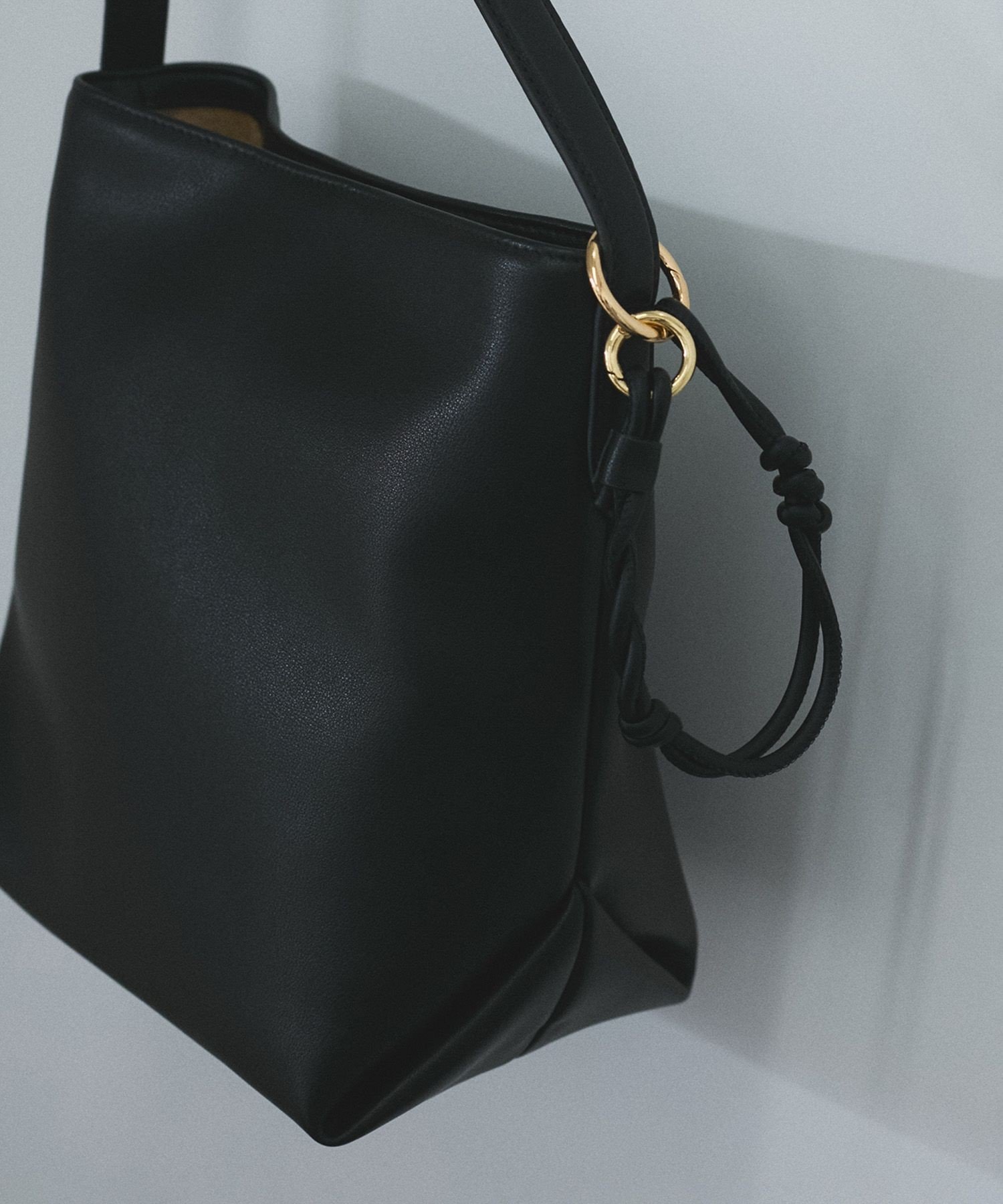 SALON adam et rope' スプリットレザーミドルトートバッグ/バケットバッグ[WEB限定カラー/チャーム付き] サロン アダム エ ロペ バッグ ショルダーバッグ ブラック ホワイト ベージュ【送料無料】