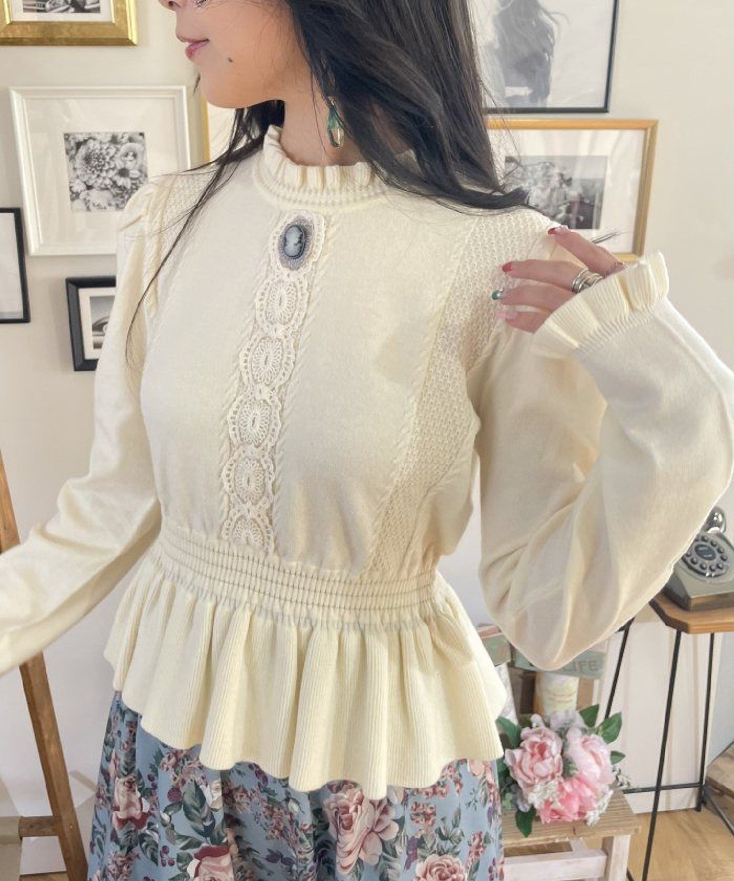 【SALE／20%OFF】axes femme カメオ付ペプラムニット アクシーズファム トップス ニット ホワイト ブラック ピンク【送料無料】のサムネイル