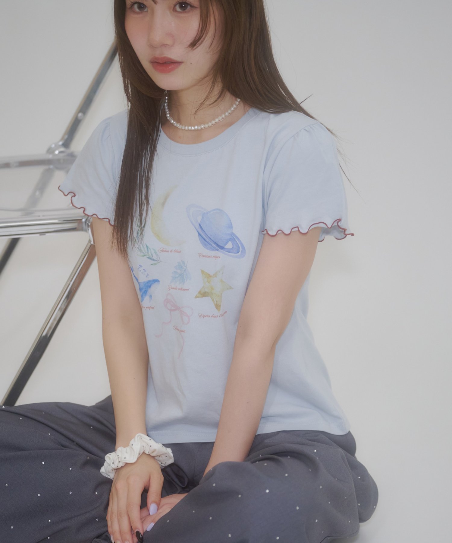 【umm.】肩ギャザーグラフィックTシャツ ディスコート トップス カットソー・Tシャツ ホワイト ブルー