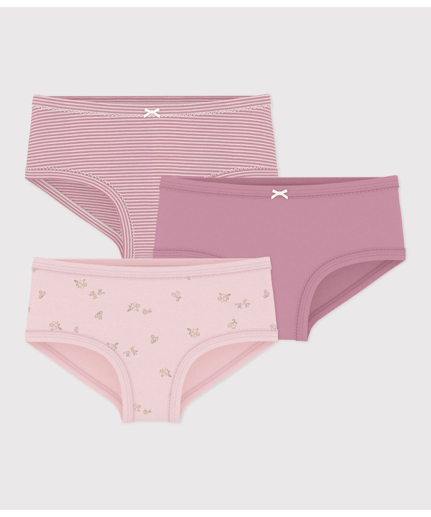 PETIT BATEAU（プチバトー）ハイウェスト プリントショーツ3枚組毎日違うかわいさを選べる、快適ショーツ3枚セット素材の特徴伸縮性に富んだ1×1リブ編み素材 「第二の肌」と呼ばれるやわらかな肌触りが特徴 可憐なフラワープリント、ブランドを象徴するミラレボーダー、プレーンカラーを揃えた、腰回りをすっぽりと包み込むショーツ3枚セットです。繊細なピコレースとリボンがさりげないアクセントに。洗い替えに便利なのはもちろん、ご自宅用からギフトまで幅広く活躍するセットです。揃いのTシャツセットと合わせたコーディネイトもおすすめ。※1.プリントは永久的なものではなく、もみや摩擦でひび割れたり、繰り返しの洗濯によるプリントの変色や、脱落が生じる場合があります。中性洗剤などで単独洗いをしてください。【知っていましたか？実はプチバトーは、肌着のショーツの生みの親】1918年、創業2代目のエティエンヌ・バルトンの息子が口ずさんだ童謡の一節から着想を得て、息子が履いていた当時主流の長い下着の脚部分を大胆にカット。その快適さと洗濯のしやすさに子どももお母さんたちも大喜び。「子どもたちがもっと自由に動き回ることができるように」とこうして誕生したのが、現代のショーツの原型となったプチ・キュロット（ショーツ）です。プチバトーの革新は世界中の子どもたちの日常を変えました。【130年以上の歴史を受け継ぎ、子どもから大人まで愛されるものづくりを目指すプチバトー】1893年、フランスで子どもの肌着メーカーとして誕生。ブランド名はフランス語で「小さな船」を意味し、創業2代目の息子が口ずさんだ童謡の一節に由来します。プチバトーのものづくりへのこだわりは創業当時から今も大切に受け継がれており、糸の選定から環境に配慮した素材選び、独自の製品技術で丈夫で長持ちする服づくりに取り組んでいます。兄弟姉妹やいとこ、お友だちなどに引き継がれ、時代を超えていくつものストーリーを紡ぎ続けられるよう、品質と持続可能性にこだわっています。型番：A0GZTB-00-100 SR7474【採寸】サイズ着丈ウエスト6才 116cm18.5cm23cm8才 128cm19cm24.5cm10才 140cm20cm25.5cm12才 152cm21cm27cm商品のサイズについて【商品詳細】モロッコ素材：100%綿サイズ：6才 116cm、8才 128cm、10才 140cm、12才 152cm※画面上と実物では多少色具合が異なって見える場合もございます。ご了承ください。商品のカラーについてPETIT BATEAU（プチバトー）ハイウェスト プリントショーツ3枚組毎日違うかわいさを選べる、快適ショーツ3枚セット素材の特徴伸縮性に富んだ1×1リブ編み素材 「第二の肌」と呼ばれるやわらかな肌触りが特徴 可憐なフラワープリント、ブランドを象徴するミラレボーダー、プレーンカラーを揃えた、腰回りをすっぽりと包み込むショーツ3枚セットです。繊細なピコレースとリボンがさりげないアクセントに。洗い替えに便利なのはもちろん、ご自宅用からギフトまで幅広く活躍するセットです。揃いのTシャツセットと合わせたコーディネイトもおすすめ。※1.プリントは永久的なものではなく、もみや摩擦でひび割れたり、繰り返しの洗濯によるプリントの変色や、脱落が生じる場合があります。中性洗剤などで単独洗いをしてください。【知っていましたか？実はプチバトーは、肌着のショーツの生みの親】1918年、創業2代目のエティエンヌ・バルトンの息子が口ずさんだ童謡の一節から着想を得て、息子が履いていた当時主流の長い下着の脚部分を大胆にカット。その快適さと洗濯のしやすさに子どももお母さんたちも大喜び。「子どもたちがもっと自由に動き回ることができるように」とこうして誕生したのが、現代のショーツの原型となったプチ・キュロット（ショーツ）です。プチバトーの革新は世界中の子どもたちの日常を変えました。【130年以上の歴史を受け継ぎ、子どもから大人まで愛されるものづくりを目指すプチバトー】1893年、フランスで子どもの肌着メーカーとして誕生。ブランド名はフランス語で「小さな船」を意味し、創業2代目の息子が口ずさんだ童謡の一節に由来します。プチバトーのものづくりへのこだわりは創業当時から今も大切に受け継がれており、糸の選定から環境に配慮した素材選び、独自の製品技術で丈夫で長持ちする服づくりに取り組んでいます。兄弟姉妹やいとこ、お友だちなどに引き継がれ、時代を超えていくつものストーリーを紡ぎ続けられるよう、品質と持続可能性にこだわっています。型番：A0GZTB-00-100 SR7474【採寸】サイズ着丈ウエスト6才 116cm18.5cm23cm8才 128cm19cm24.5cm10才 140cm20cm25.5cm12才 152cm21cm27cm商品のサイズについて【商品詳細】モロッコ素材：100%綿サイズ：6才 116cm、8才 128cm、10才 140cm、12才 152cm※画面上と実物では多少色具合が異なって見える場合もございます。ご了承ください。商品のカラーについて