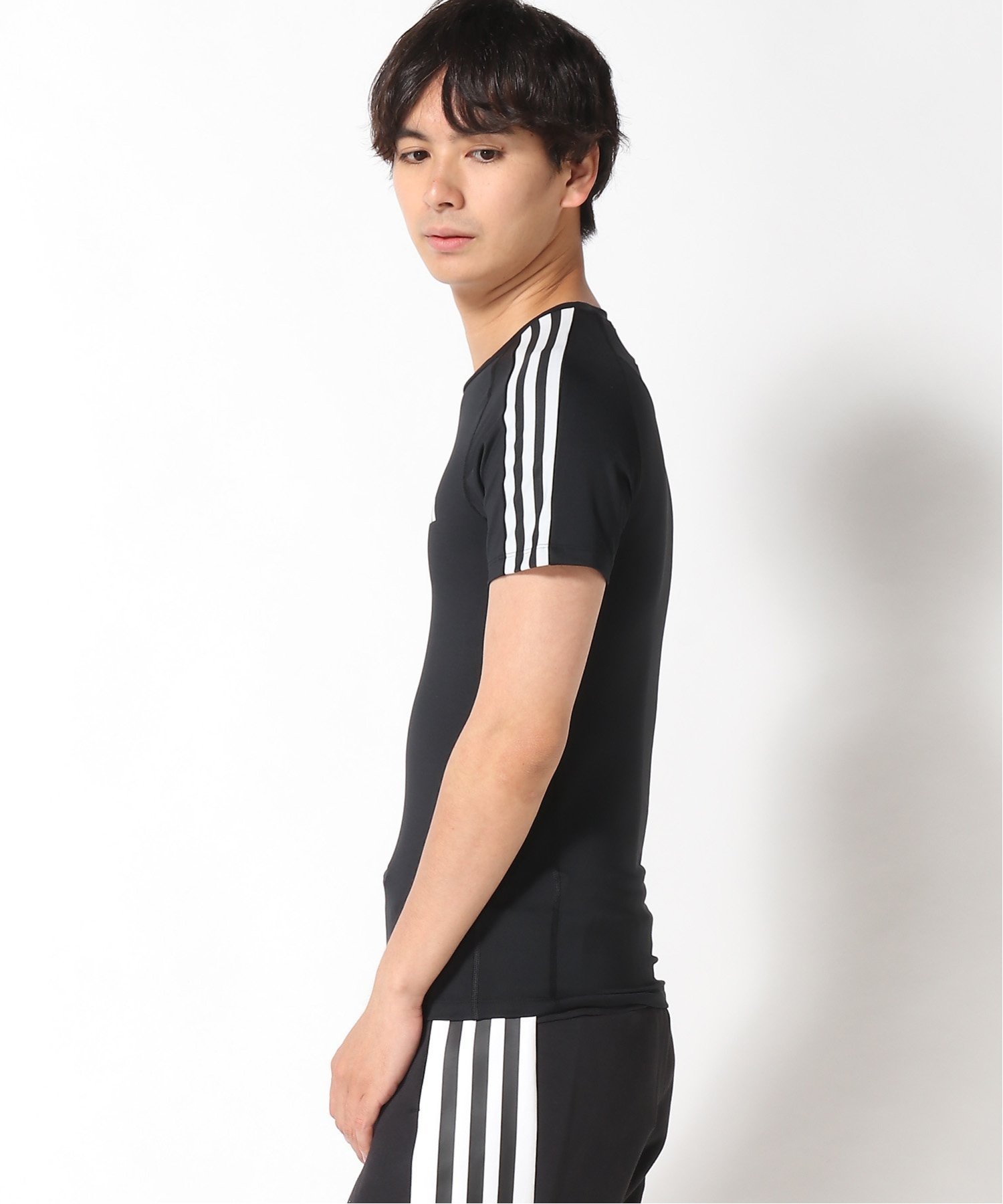 adidas Sports Performance テックフィット スリーストライプス トレーニング半袖Tシャツ / トレーニングウェア / アディダス（メンズ） アディダス カットソー Tシャツ ブラック【送料無料】