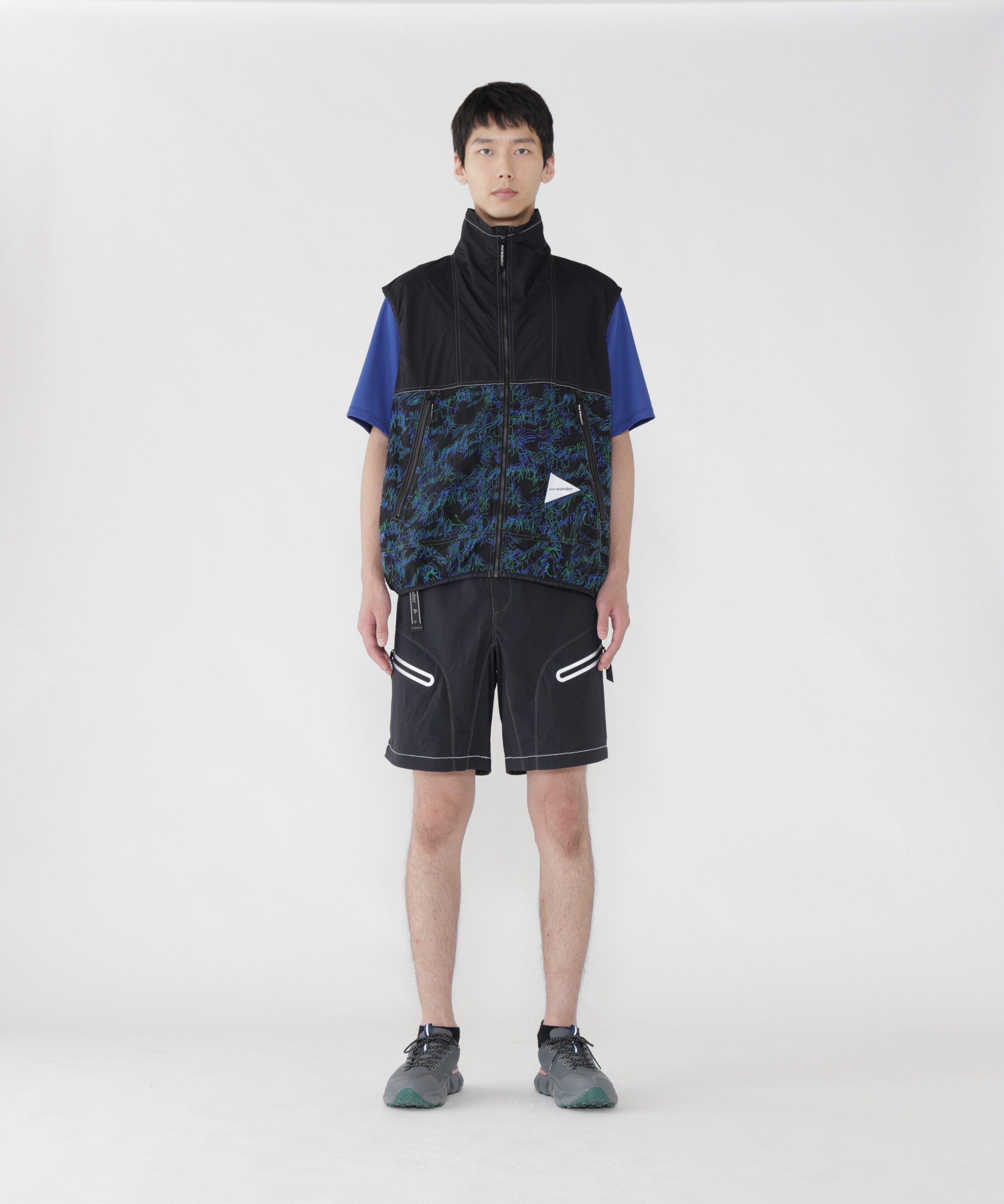 and wander printed wind vest アンドワンダー ジャケット・アウター その他のジャケット・アウター ブラック【送料無料】