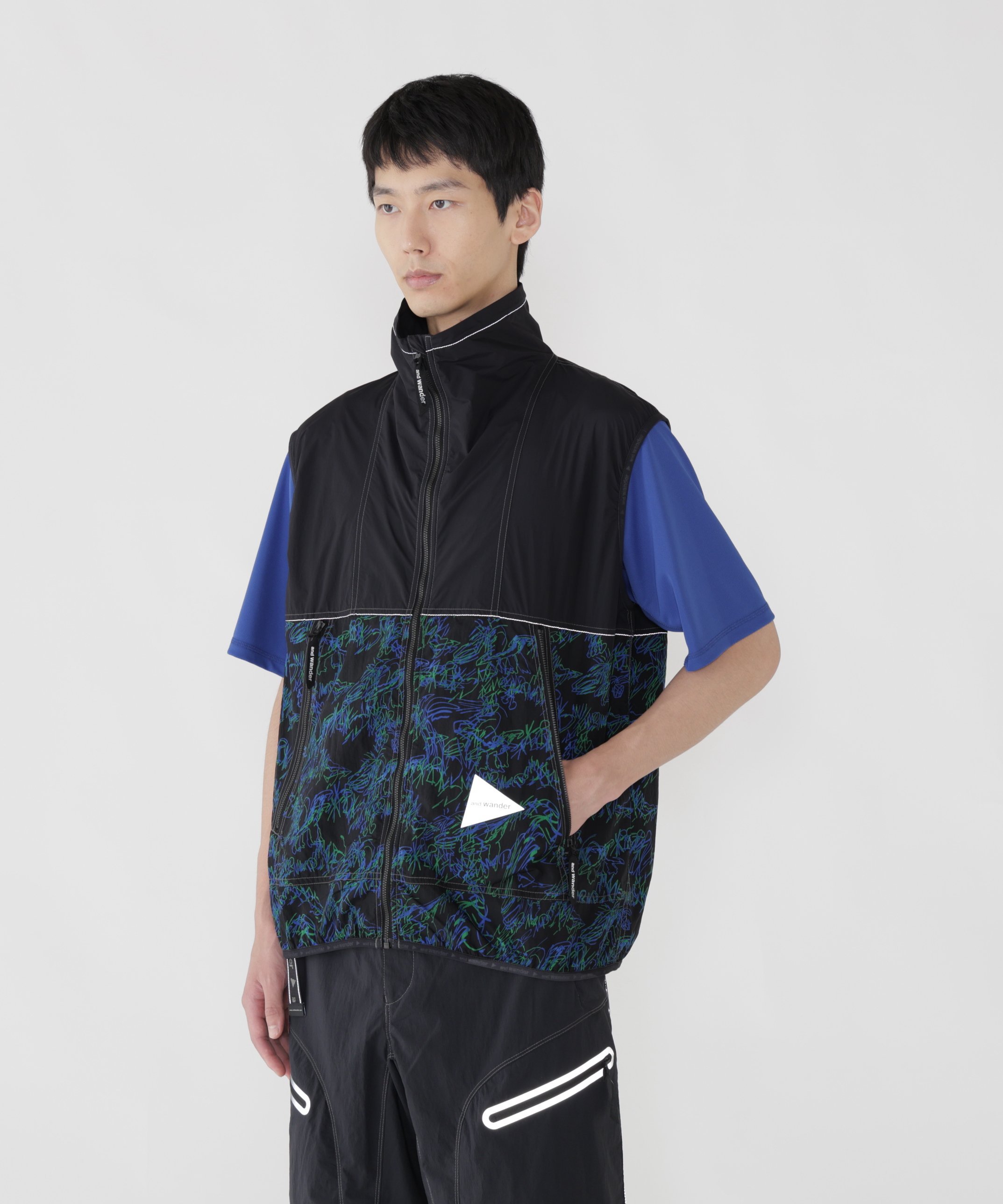 and wander printed wind vest アンドワンダー ジャケット・アウター その他のジャケット・アウター ブラック【送料無料】