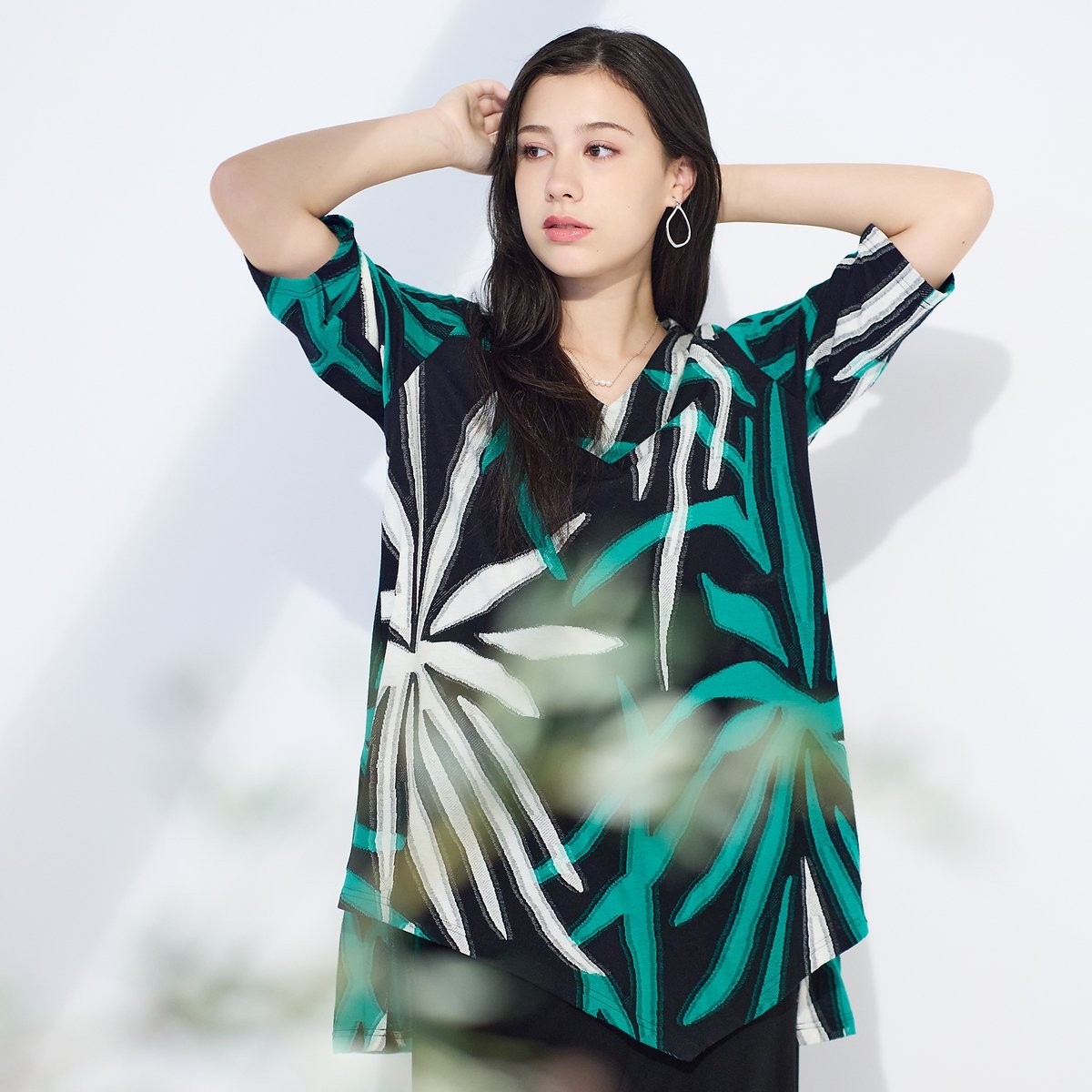 Liliane Burty 【M~4L】リーフバックカットジャカードTシャツ リリアンビューティ トップス カットソー・Tシャツ ホワイト ブラック