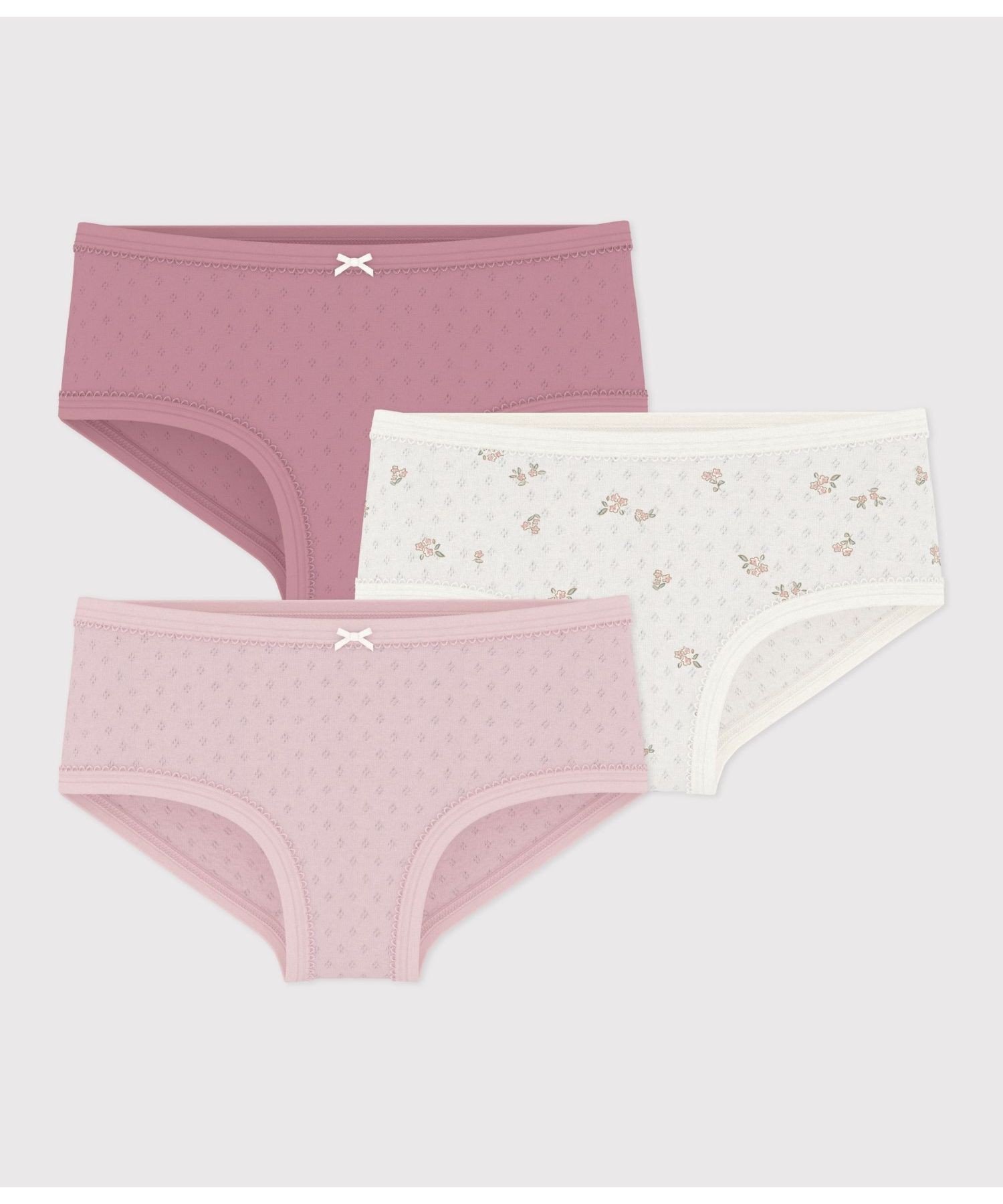 PETIT BATEAU（プチバトー）ハイウェスト 針抜きショーツ3枚組かわいさも心地よさも叶えるデイリーショーツ3枚セット素材の特徴繊細な針抜き模様に編み上げたコットン素材 繊細な針抜き模様が表情豊かな、腰回りをすっぽりと包み込むハイウェストショーツ3枚セットです。可憐なフラワープリントとプレーンカラーを組み合わせ、その日の気分に合わせて選べるデザインに仕上げました。ピコレースとリボンがさりげないアクセントに。洗い替えに便利なデイリーアイテムとしてはもちろん、ご自宅用からギフトまで幅広く活躍するセットです。揃いのキャミソールセットと合わせたコーディネイトもおすすめ。【知っていましたか？実はプチバトーは、肌着のショーツの生みの親】1918年、創業2代目のエティエンヌ・バルトンの息子が口ずさんだ童謡の一節から着想を得て、息子が履いていた当時主流の長い下着の脚部分を大胆にカット。その快適さと洗濯のしやすさに子どももお母さんたちも大喜び。「子どもたちがもっと自由に動き回ることができるように」とこうして誕生したのが、現代のショーツの原型となったプチ・キュロット（ショーツ）です。プチバトーの革新は世界中の子どもたちの日常を変えました。【130年以上の歴史を受け継ぎ、子どもから大人まで愛されるものづくりを目指すプチバトー】1893年、フランスで子どもの肌着メーカーとして誕生。ブランド名はフランス語で「小さな船」を意味し、創業2代目の息子が口ずさんだ童謡の一節に由来します。プチバトーのものづくりへのこだわりは創業当時から今も大切に受け継がれており、糸の選定から環境に配慮した素材選び、独自の製品技術で丈夫で長持ちする服づくりに取り組んでいます。兄弟姉妹やいとこ、お友だちなどに引き継がれ、時代を超えていくつものストーリーを紡ぎ続けられるよう、品質と持続可能性にこだわっています。型番：A0GZVA-00-050 SR7475【採寸】サイズ着丈ウエスト3才 95cm17cm21cm4才 104cm17.5cm22cm5才 110cm18cm22.5cm商品のサイズについて【商品詳細】モロッコ素材：100%綿サイズ：3才 95cm、4才 104cm、5才 110cm※画面上と実物では多少色具合が異なって見える場合もございます。ご了承ください。商品のカラーについてPETIT BATEAU（プチバトー）ハイウェスト 針抜きショーツ3枚組かわいさも心地よさも叶えるデイリーショーツ3枚セット素材の特徴繊細な針抜き模様に編み上げたコットン素材 繊細な針抜き模様が表情豊かな、腰回りをすっぽりと包み込むハイウェストショーツ3枚セットです。可憐なフラワープリントとプレーンカラーを組み合わせ、その日の気分に合わせて選べるデザインに仕上げました。ピコレースとリボンがさりげないアクセントに。洗い替えに便利なデイリーアイテムとしてはもちろん、ご自宅用からギフトまで幅広く活躍するセットです。揃いのキャミソールセットと合わせたコーディネイトもおすすめ。【知っていましたか？実はプチバトーは、肌着のショーツの生みの親】1918年、創業2代目のエティエンヌ・バルトンの息子が口ずさんだ童謡の一節から着想を得て、息子が履いていた当時主流の長い下着の脚部分を大胆にカット。その快適さと洗濯のしやすさに子どももお母さんたちも大喜び。「子どもたちがもっと自由に動き回ることができるように」とこうして誕生したのが、現代のショーツの原型となったプチ・キュロット（ショーツ）です。プチバトーの革新は世界中の子どもたちの日常を変えました。【130年以上の歴史を受け継ぎ、子どもから大人まで愛されるものづくりを目指すプチバトー】1893年、フランスで子どもの肌着メーカーとして誕生。ブランド名はフランス語で「小さな船」を意味し、創業2代目の息子が口ずさんだ童謡の一節に由来します。プチバトーのものづくりへのこだわりは創業当時から今も大切に受け継がれており、糸の選定から環境に配慮した素材選び、独自の製品技術で丈夫で長持ちする服づくりに取り組んでいます。兄弟姉妹やいとこ、お友だちなどに引き継がれ、時代を超えていくつものストーリーを紡ぎ続けられるよう、品質と持続可能性にこだわっています。型番：A0GZVA-00-050 SR7475【採寸】サイズ着丈ウエスト3才 95cm17cm21cm4才 104cm17.5cm22cm5才 110cm18cm22.5cm商品のサイズについて【商品詳細】モロッコ素材：100%綿サイズ：3才 95cm、4才 104cm、5才 110cm※画面上と実物では多少色具合が異なって見える場合もございます。ご了承ください。商品のカラーについて
