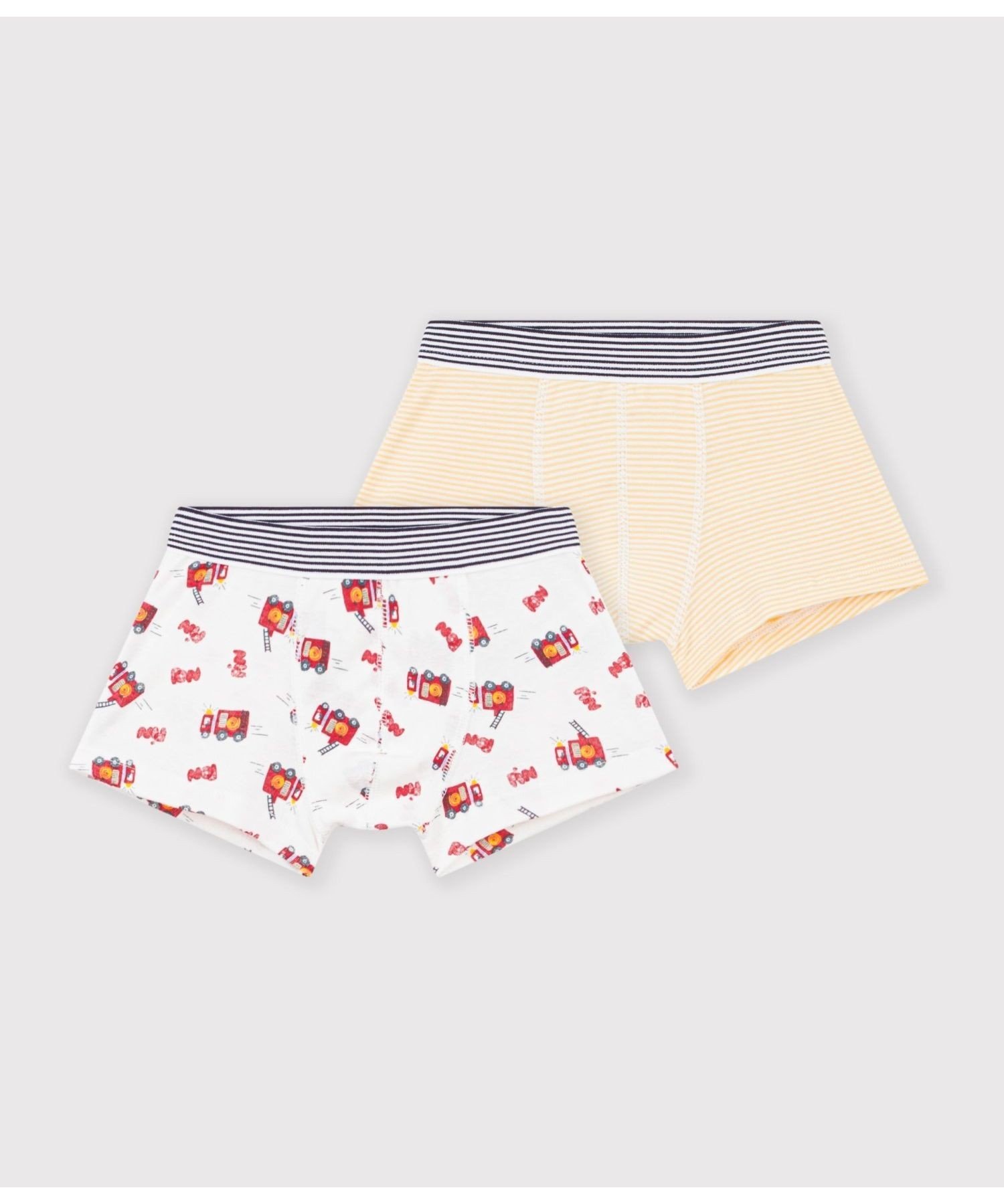 PETIT BATEAU（プチバトー）プリントトランクス2枚組はたらく消防車プリントとブランドを象徴する極細ミラレボーダーを組み合わせた、トランクス2枚セットです。アイコニックなミラレボーダーのウエストゴムが、デザインのアクセントに。毎日心地よく身につけられるデイリーアイテムとしておすすめです。揃いのタンクトップセットと合わせたギフトとしても喜ばれます。ウエスト部分は平ゴム仕様。※1.プリントは永久的なものではなく、もみや摩擦でひび割れたり、繰り返しの洗濯によるプリントの変色や、脱落が生じる場合があります。中性洗剤などで単独洗いをしてください。型番：A0GQXA-00-050 SP0477【採寸】サイズ着丈ウエスト3才 95cm16.2cm20cm4才 104cm16.7cm20.5cm5才 110cm17.2cm21.5cm商品のサイズについて【商品詳細】モロッコ素材：100%綿サイズ：3才 95cm、4才 104cm、5才 110cm※画面上と実物では多少色具合が異なって見える場合もございます。ご了承ください。商品のカラーについてPETIT BATEAU（プチバトー）プリントトランクス2枚組はたらく消防車プリントとブランドを象徴する極細ミラレボーダーを組み合わせた、トランクス2枚セットです。アイコニックなミラレボーダーのウエストゴムが、デザインのアクセントに。毎日心地よく身につけられるデイリーアイテムとしておすすめです。揃いのタンクトップセットと合わせたギフトとしても喜ばれます。ウエスト部分は平ゴム仕様。※1.プリントは永久的なものではなく、もみや摩擦でひび割れたり、繰り返しの洗濯によるプリントの変色や、脱落が生じる場合があります。中性洗剤などで単独洗いをしてください。型番：A0GQXA-00-050 SP0477【採寸】サイズ着丈ウエスト3才 95cm16.2cm20cm4才 104cm16.7cm20.5cm5才 110cm17.2cm21.5cm商品のサイズについて【商品詳細】モロッコ素材：100%綿サイズ：3才 95cm、4才 104cm、5才 110cm※画面上と実物では多少色具合が異なって見える場合もございます。ご了承ください。商品のカラーについて