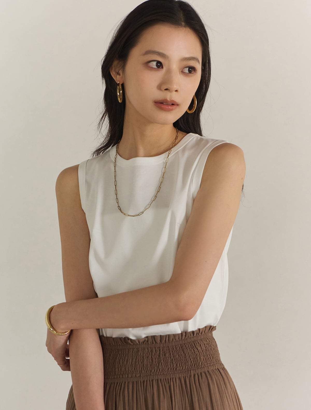 【WEB限定】シルクタッチコットンスリーブレスTシャツ アニュアンス トップス カットソー・Tシャツ ホワイト ブラック
