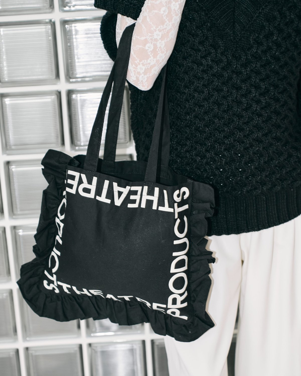 THEATRE PRODUCTS 【シアタープロダクツ】フリルロゴトートバッグ シアタープロダクツ バッグ トートバッグ ブラック ホワイトのサムネイル