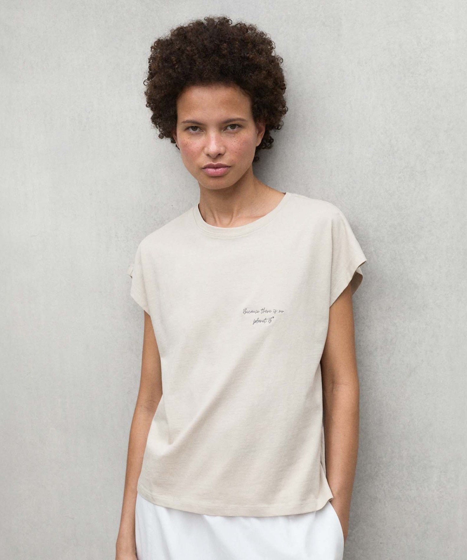 NAMUR BECAUSE Tシャツ / NAMURALF T-SHIRT WOMAN エコアルフ トップス カットソー・Tシャツ ホワイト ベージュ