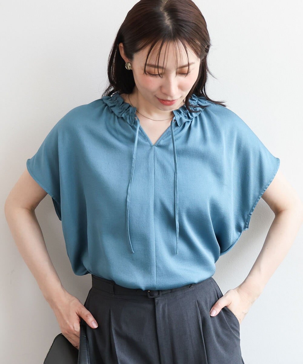 OFUON ギャザーフリルネックサテンブラウス/洗濯機で洗える/WEB限定サイズあり オフオン トップス シャツ・ブラウス ベージュ ピンク