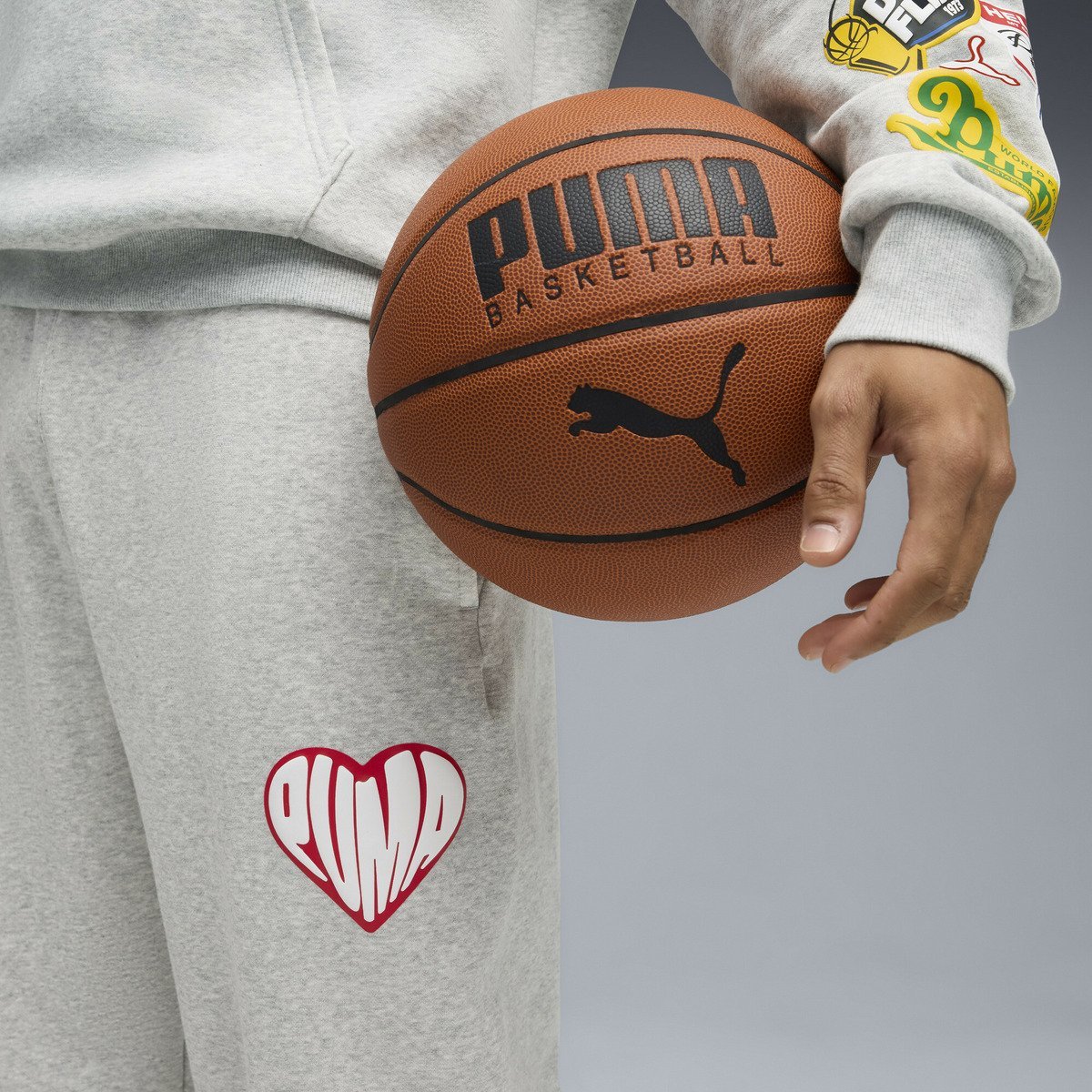 メンズ バスケットボール ストライカーパック スウェットパンツ Sticker Pack Sweatpant プーマ パンツ ジャージ・スウェットパンツ