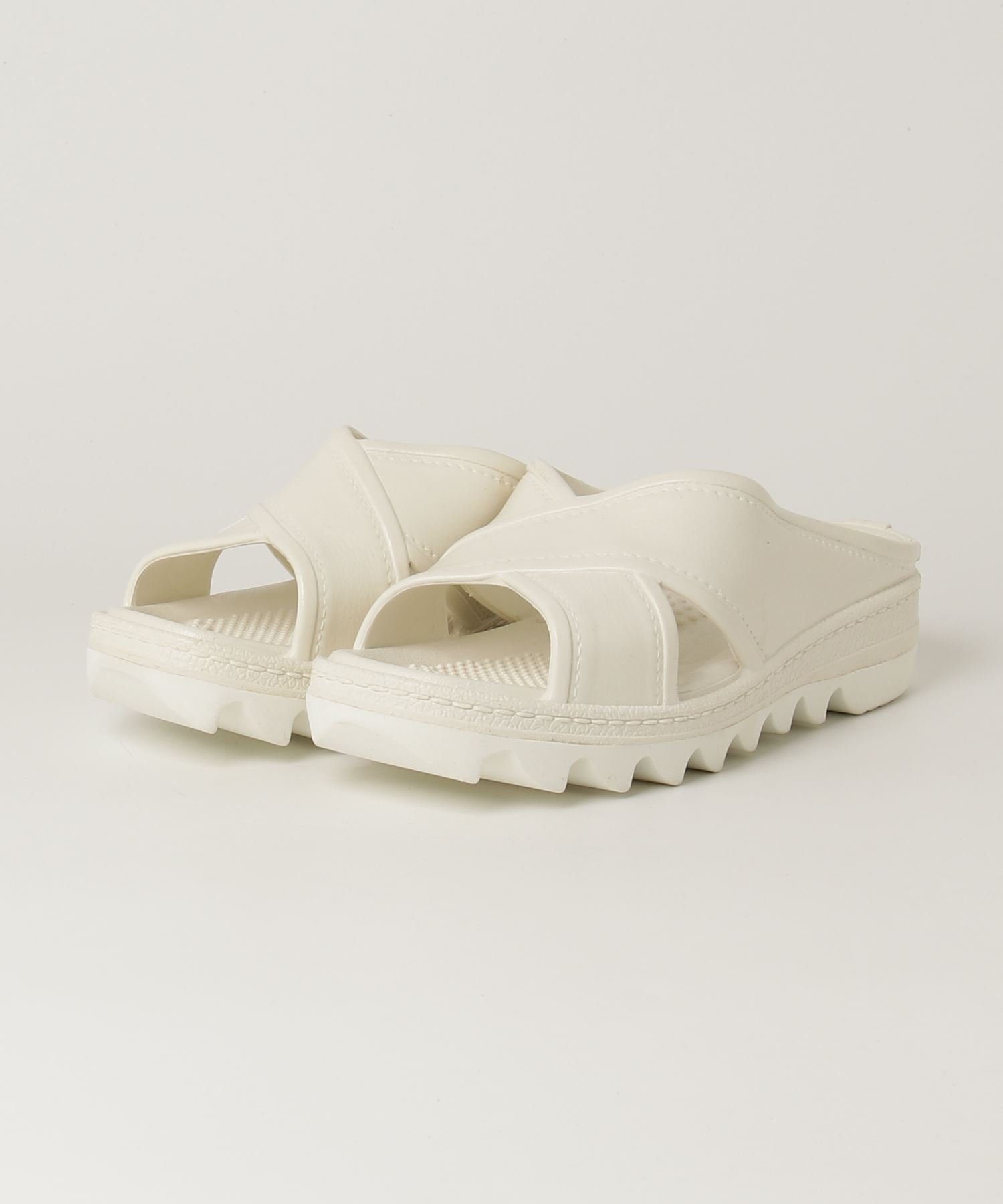 GARDEN TOKYO（ガーデン）BENCH/ベンチ/BENSAN-CR_SHARK_SOLEBENCH/ベンチ/BENSAN-CR_SHARK_SOLEBENSAN通称「便所サンダル」、「ベンサン」と呼ばれるPVC素材のサンダル。その履き心地、堅牢性、抗菌機能から病院や学校など公共施設の多くで何十年と日本人に親しまれてきました。国産便所サンダルは奈良県が製造産地であり、中でもニシベケミカル社はその道40年の職人技を生かし、品質の高さによってシェアを占める安価な中国製品との明確な差別化を図っています。benchでは奈良の良品・便所サンダルの魅力を世界に発信するべく、ニシベケミカルのプレミアムラインとして商品を展開します。特にBENSAN-T、とBENSAN-Aはニシベケミカル社40年の歴史の中で僅か数年しか市場に出回っていない幻とも呼べる品です。PVCとは思えない忠実な革シボの再現や、その履き心地はベンサンユーザーあらずとも至極の品と納得のプロダクトです。サイズ感ですが　基本的にはジャストサイズで履くより大きめで履いて下さい!!S：23cm-23.5cm程度M：24cm-24.5程度L：26cm-26.5cm程度XL:27cm-27.5cm程度XXL:28cm-28.5cm程度【お買いものをお楽しみいただく為に！】▼商品のお気に入り登録 完売カラーの再入荷通知や、ラスト1点の通知、セールの通知も受け取ることができます。▼ブランドのお気に入り登録 新商品や再入荷など、いち早くブランドのお得な情報を受け取ることができます。BENCH/ベンチ【奈良の良品を世界の良品に。】をコンセプトに今シーズンよりデビューしたブランド。Making good products of Nara to the world.型番：788-5193217-030-20 SA4492【採寸】M：-L：-商品のサイズについて【商品詳細】-素材：-サイズ：M、L※画面上と実物では多少色具合が異なって見える場合もございます。ご了承ください。商品のカラーについてGARDEN TOKYO（ガーデン）BENCH/ベンチ/BENSAN-CR_SHARK_SOLEBENCH/ベンチ/BENSAN-CR_SHARK_SOLEBENSAN通称「便所サンダル」、「ベンサン」と呼ばれるPVC素材のサンダル。その履き心地、堅牢性、抗菌機能から病院や学校など公共施設の多くで何十年と日本人に親しまれてきました。国産便所サンダルは奈良県が製造産地であり、中でもニシベケミカル社はその道40年の職人技を生かし、品質の高さによってシェアを占める安価な中国製品との明確な差別化を図っています。benchでは奈良の良品・便所サンダルの魅力を世界に発信するべく、ニシベケミカルのプレミアムラインとして商品を展開します。特にBENSAN-T、とBENSAN-Aはニシベケミカル社40年の歴史の中で僅か数年しか市場に出回っていない幻とも呼べる品です。PVCとは思えない忠実な革シボの再現や、その履き心地はベンサンユーザーあらずとも至極の品と納得のプロダクトです。サイズ感ですが　基本的にはジャストサイズで履くより大きめで履いて下さい!!S：23cm-23.5cm程度M：24cm-24.5程度L：26cm-26.5cm程度XL:27cm-27.5cm程度XXL:28cm-28.5cm程度【お買いものをお楽しみいただく為に！】▼商品のお気に入り登録 完売カラーの再入荷通知や、ラスト1点の通知、セールの通知も受け取ることができます。▼ブランドのお気に入り登録 新商品や再入荷など、いち早くブランドのお得な情報を受け取ることができます。BENCH/ベンチ【奈良の良品を世界の良品に。】をコンセプトに今シーズンよりデビューしたブランド。Making good products of Nara to the world.型番：788-5193217-030-20 SA4492【採寸】M：-L：-商品のサイズについて【商品詳細】-素材：-サイズ：M、L※画面上と実物では多少色具合が異なって見える場合もございます。ご了承ください。商品のカラーについて