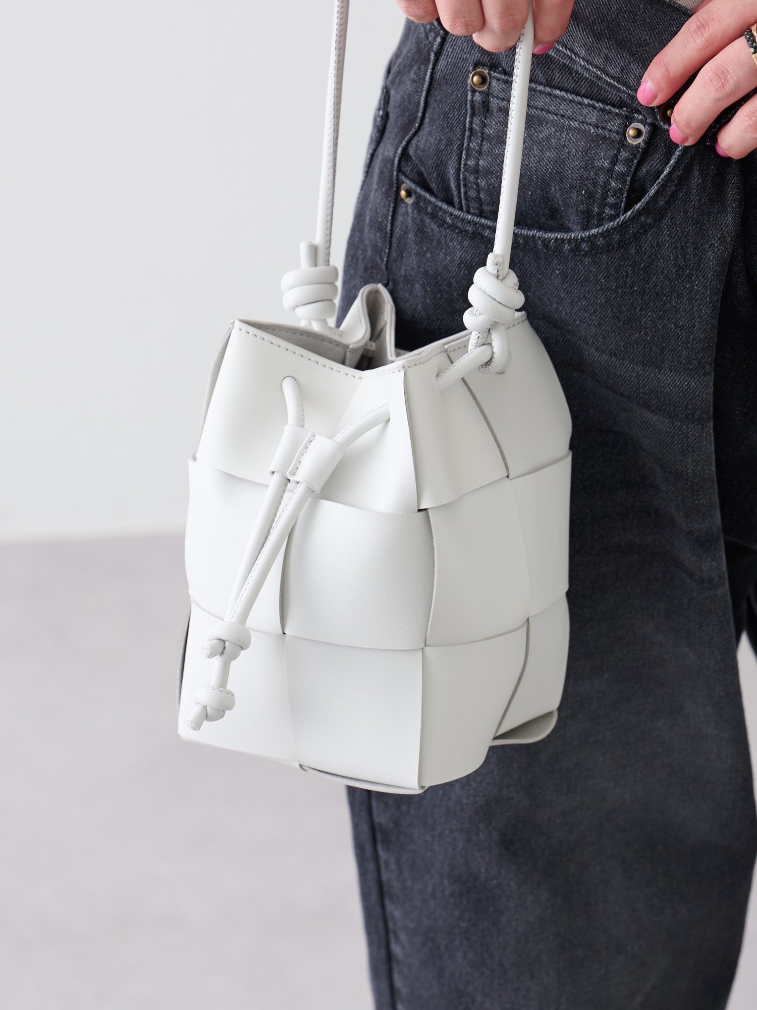 【SALE／60%OFF】COLONY 2139 【TVご紹介商品】格子編みフェイクレザー巾着バッグ コロニー トゥーワンスリーナイン バッグ ショルダーバッグ ホワイト パープル ブラックのサムネイル