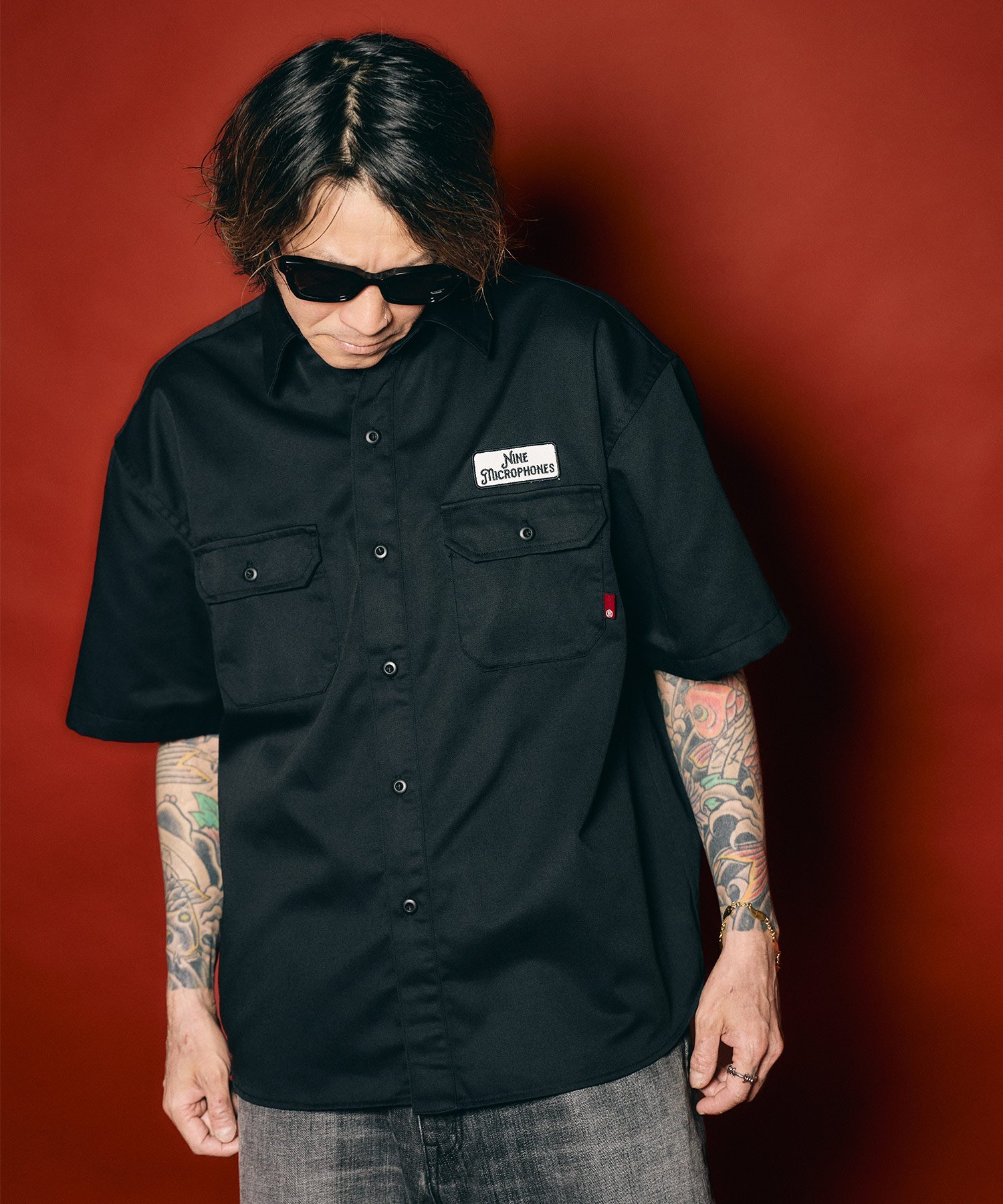 NineMicrophones WORK SHIRT-The bonds with family- サブサエティ トップス シャツ・ブラウス グレー ブラック