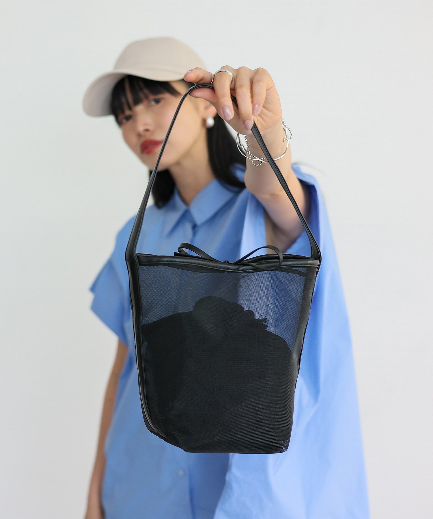 【SALE／27%OFF】aroco 巾着ポーチ付きチュールメッシュミニバッグ ヴィータフェリーチェ バッグ トートバッグ シルバー ブラック【送料無料】